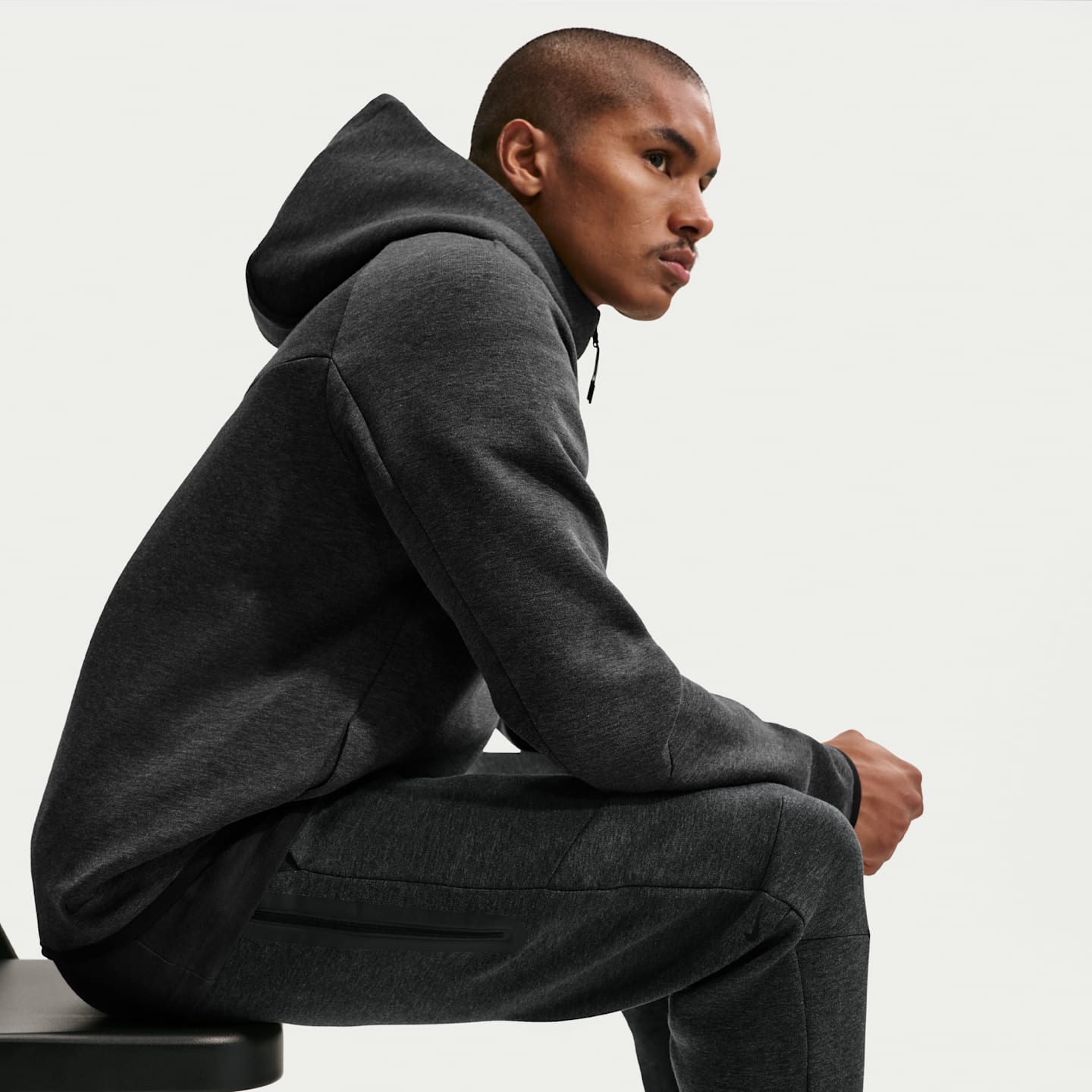 Мужские брюки Nike Tech Fleece, цвет: Чёрный меланжевый / Чёрный — фото 4