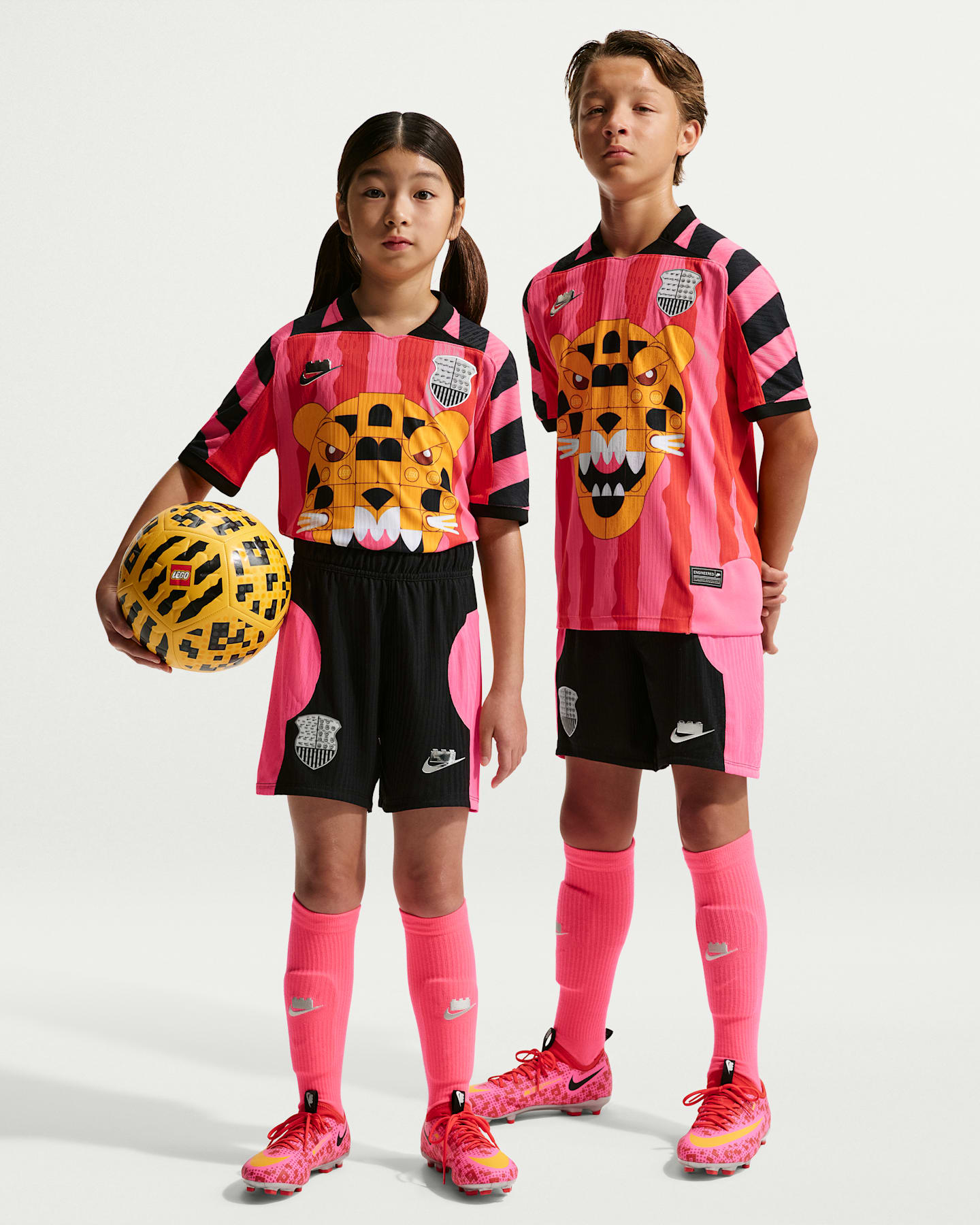 Детские шорты Nike x LEGO® Collection Aero-FIT Soccer, цвет: Чёрный / Розовый — фото 11