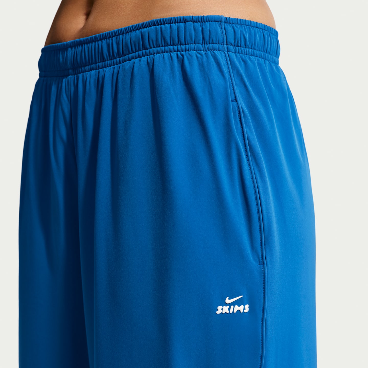 Женские брюки NikeSKIMS Stretch Nylon оверсайз из эластичного нейлона, цвет: Кобальтовый — фото 6