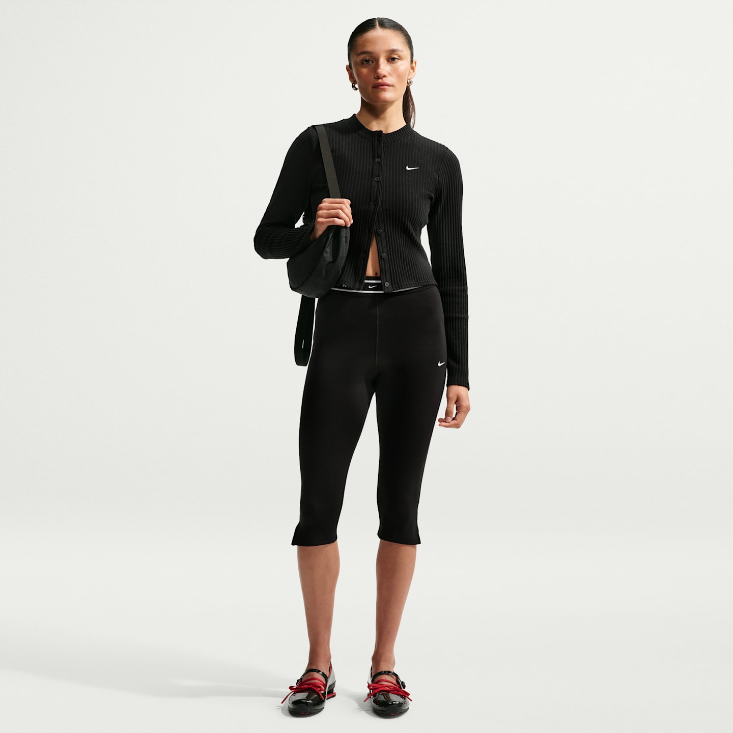 Женские леггинсы-капри Nike Sportswear Chill Jersey облегающие с высокой талией, цвет: Чёрный / Белый — фото 1
