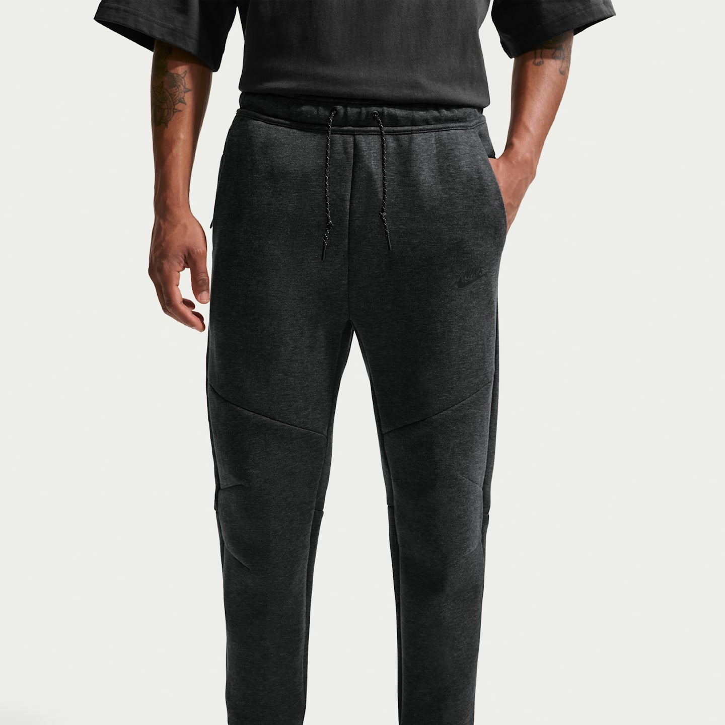 Мужские брюки Nike Tech Fleece, цвет: Чёрный меланжевый / Чёрный — фото 2