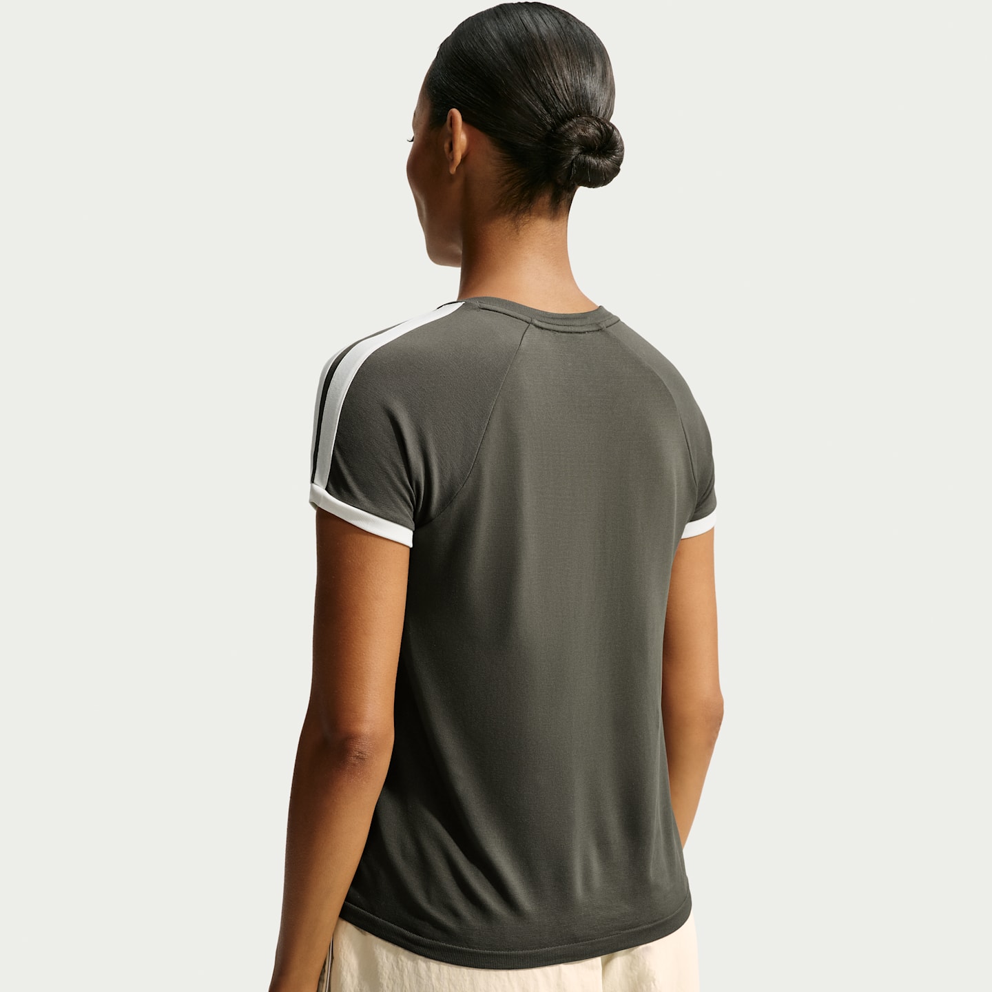 Женский топ NikeSKIMS Stretch Knit V-Neck Short-Sleeve, цвет: Экрю — фото 2