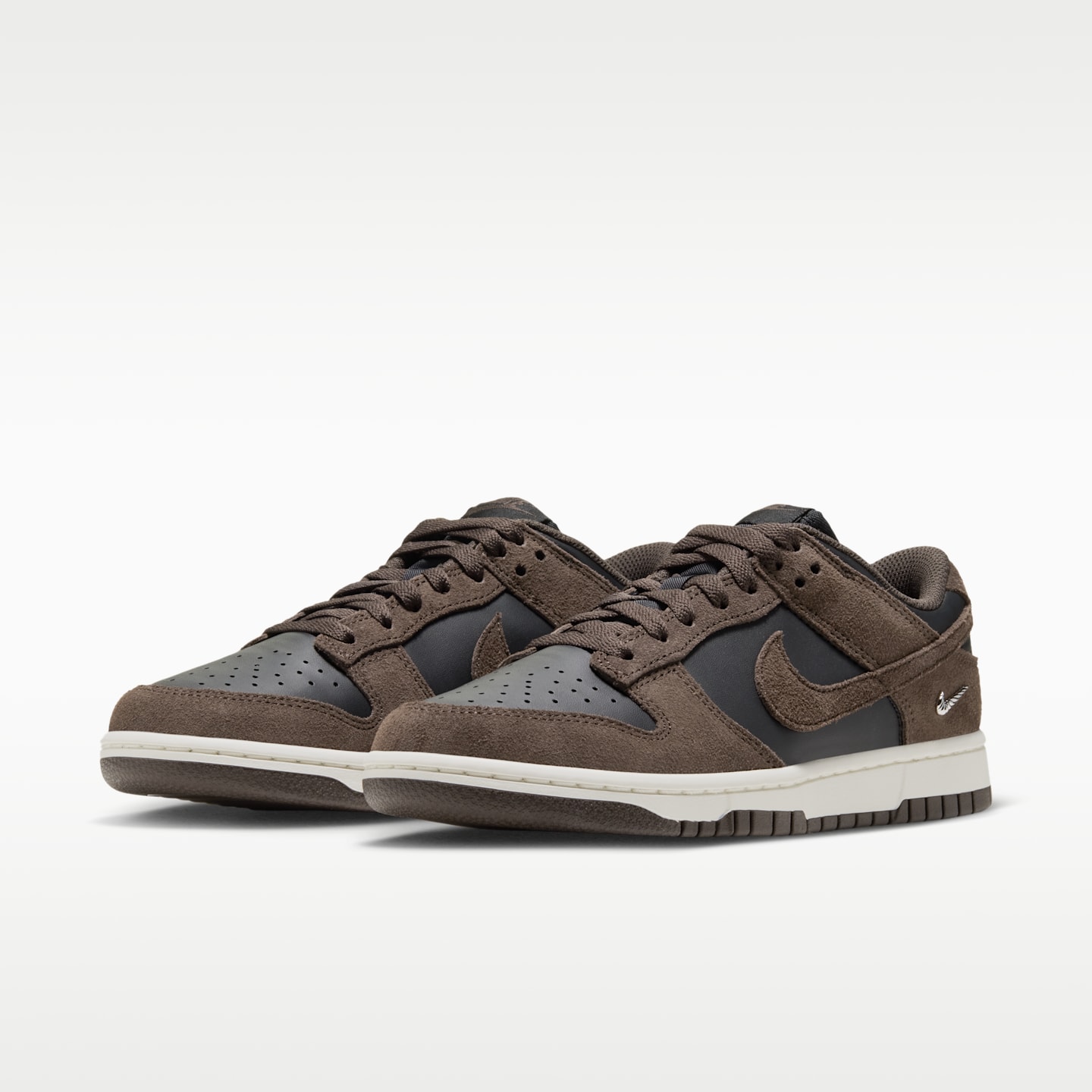 Женские кроссовки Nike Dunk Low Suede, цвет: Чёрный / Молочный — фото 5