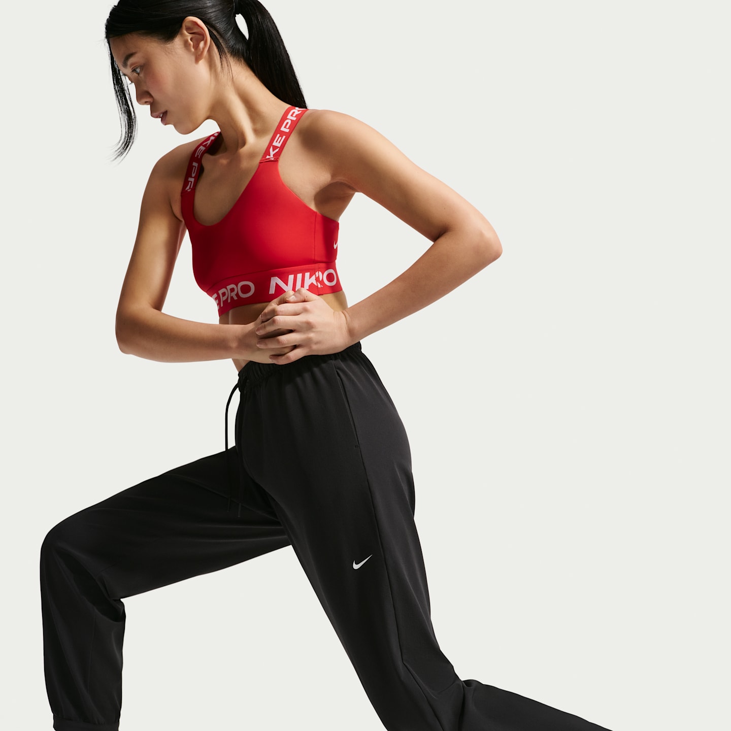 Женские длинные тканые брюки Nike Pro Dri-FIT со средней посадкой, цвет: Чёрный / Белый — фото 4