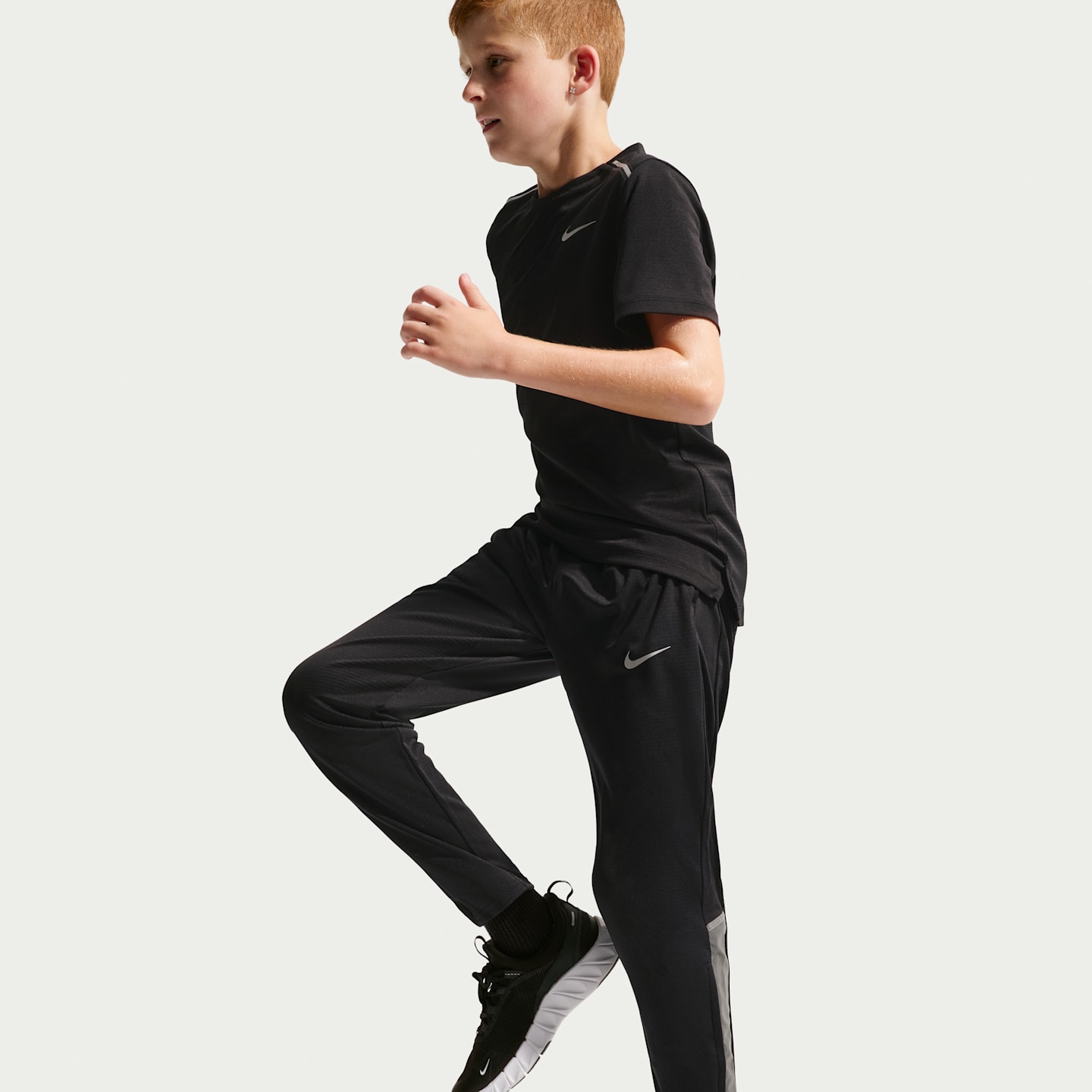 Детские трикотажные беговые брюки для мальчиков Nike Miler, цвет: Чёрный — фото 4