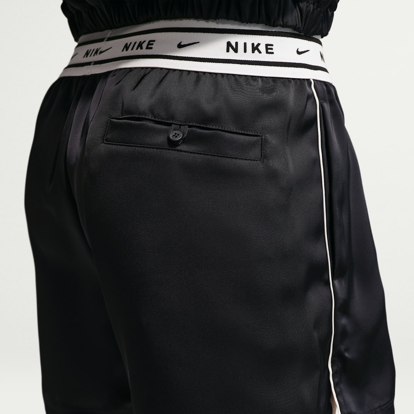 Женские атласные шорты Nike Sportswear свободного кроя со средней посадкой, цвет: Чёрный / Молочный — фото 3