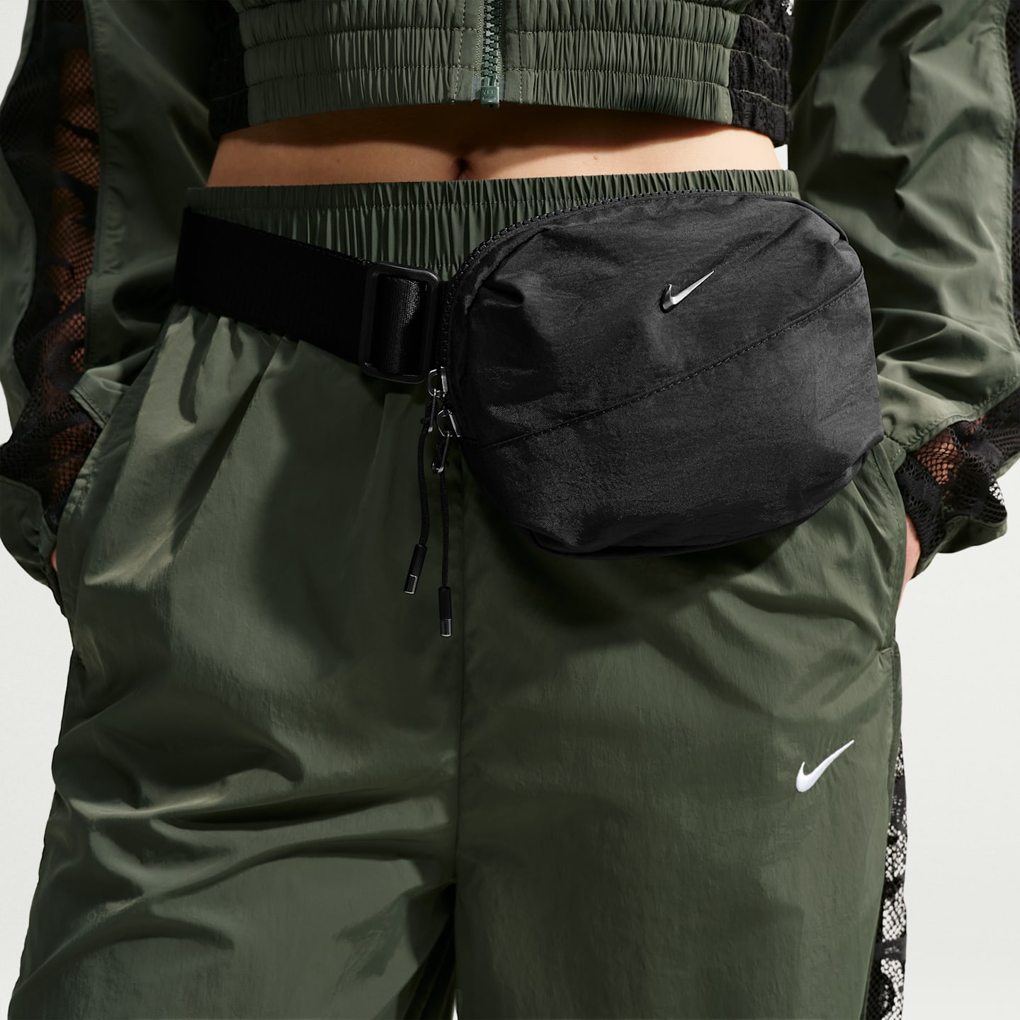 Женская сумка Nike Aura Crossbody (2L), цвет: Чёрный / Графитовый — фото 10