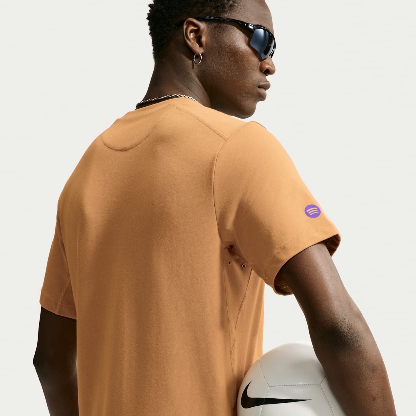 Мужская футбольная футболка Nike FC Barcelona Primary Away Dri-FIT, цвет: Золотой / Фиолетовый — фото 2