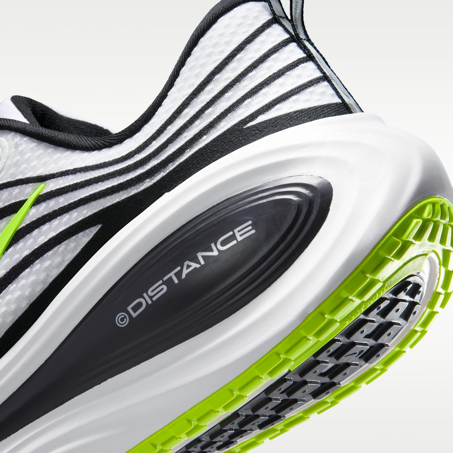 Мужские беговые кроссовки Nike Vomero Plus x Distance для шоссе, цвет: Белый / Чёрный — фото 8