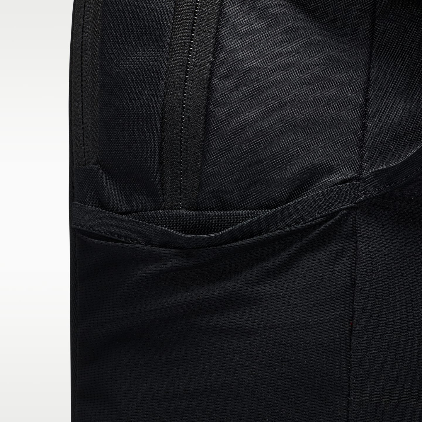 Командный рюкзак Nike Academy, 30 л, цвет: Чёрный / Белый — фото 10
