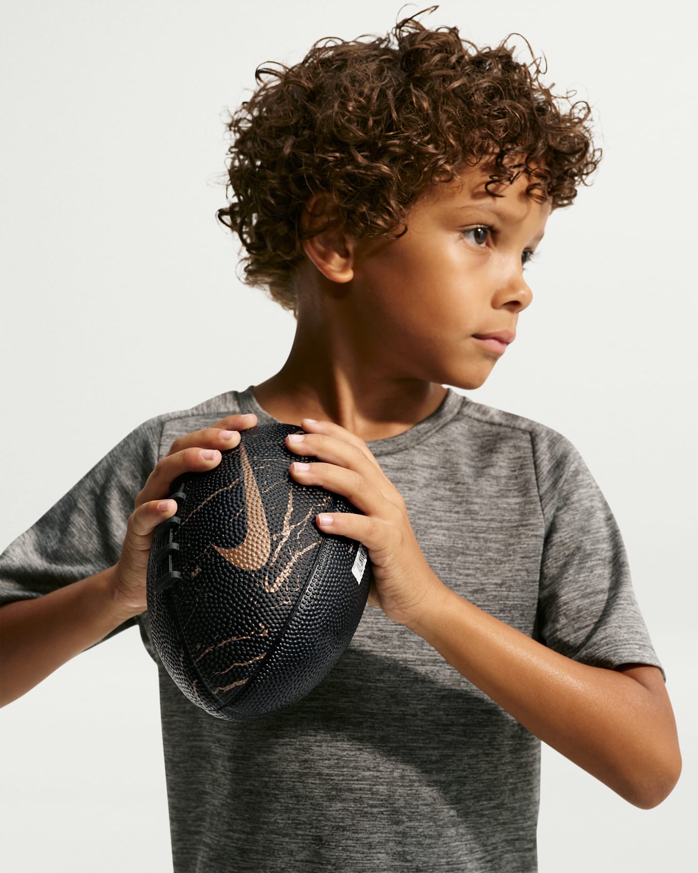Мяч Nike Playground Graphic Mini Football для детей, цвет: Чёрный / Металлик золотой — фото 3