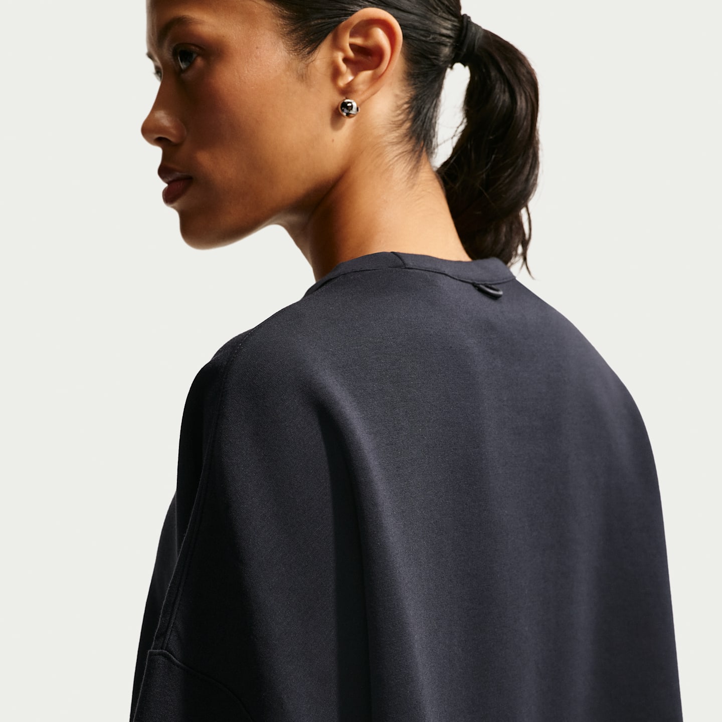 Женский топ Nike 24.7 ImpossiblySoft Dri-FIT Oversized Crew-Neck Top, цвет: Чёрный / Серый — фото 2