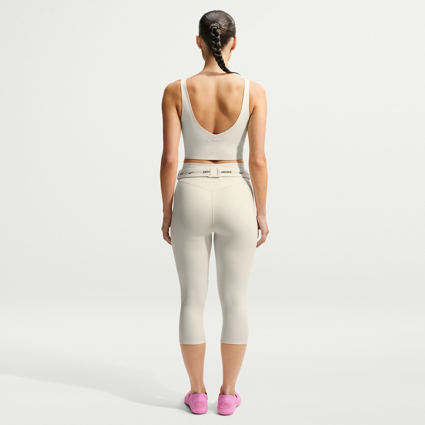 Бра NikeSKIMS Matte Long-Line, V-образный вырез — Nike, цвет: Слоновая кость — фото 5