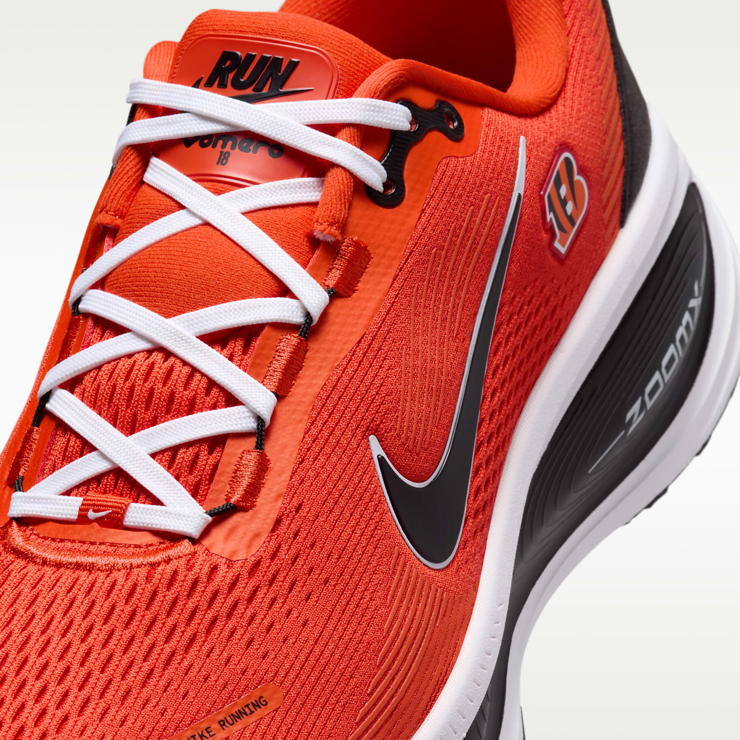 Мужские кроссовки Nike Vomero 18 (Cincinnati Bengals) NFL Road Running, цвет: Оранжевый / Чёрный — фото 7