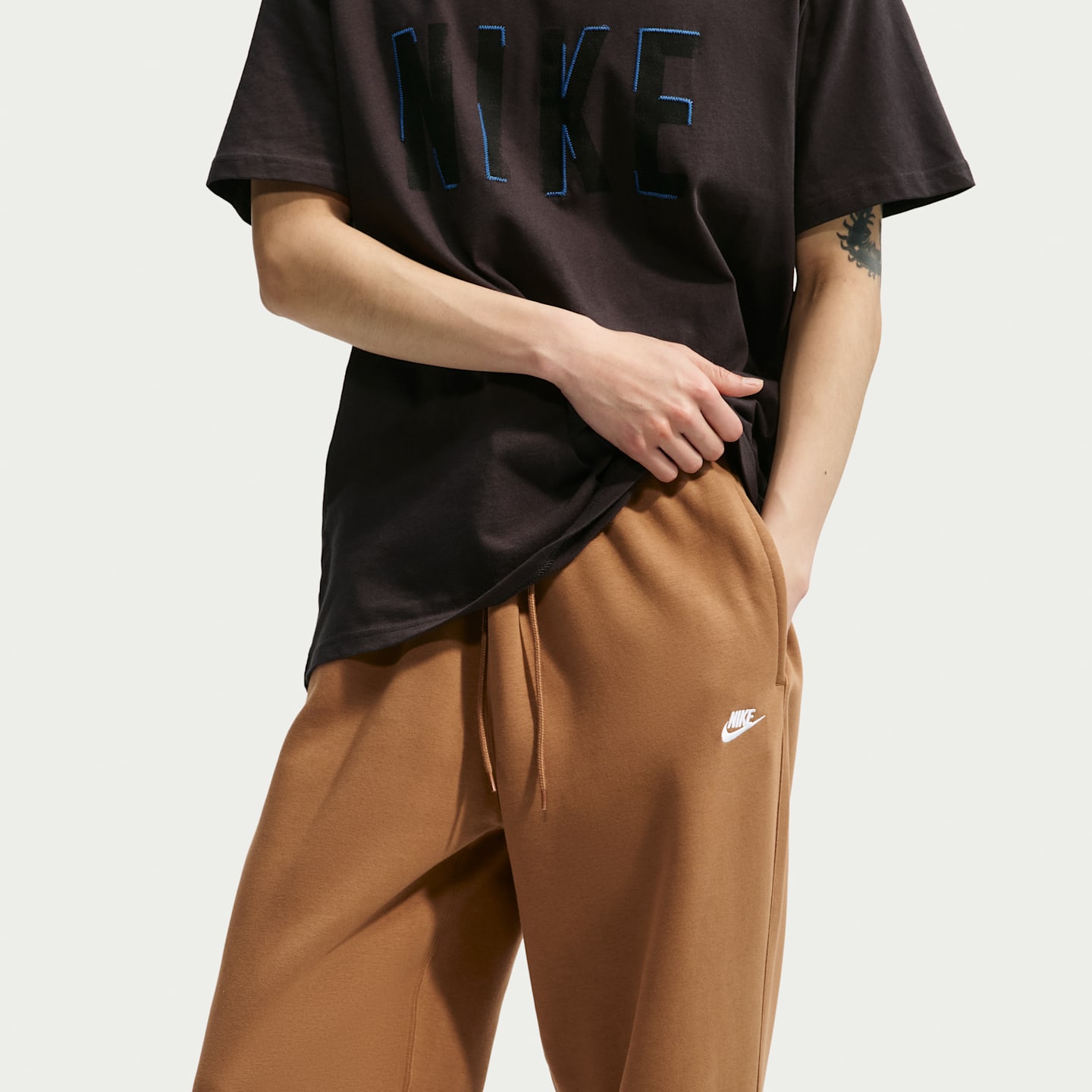 Мужские флисовые брюки Nike Sportswear Club со шнуром, цвет: Коричневый / Белый — фото 4