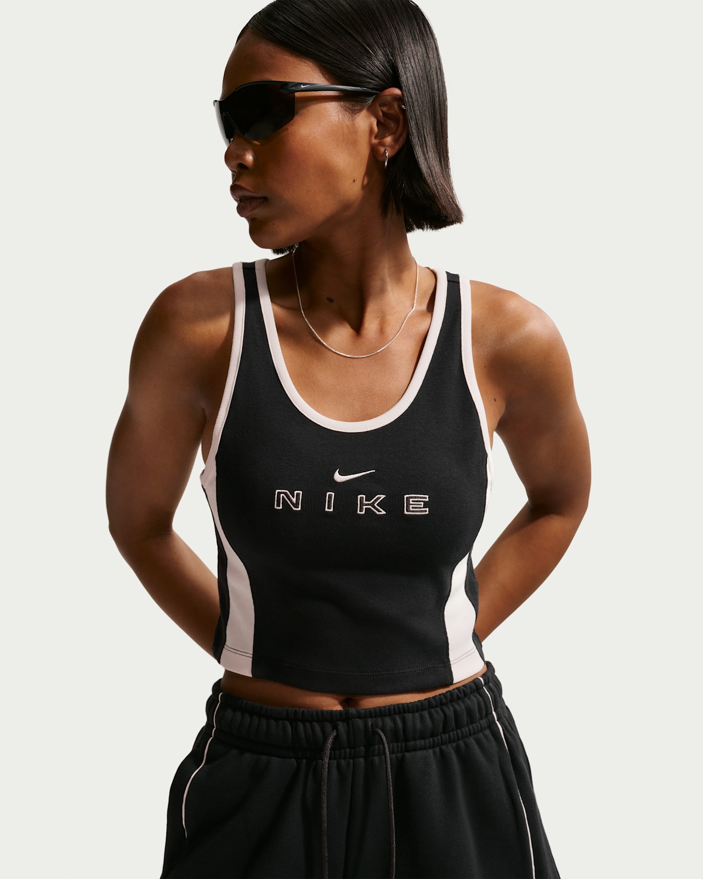 Женская облегающая майка Nike Sportswear с принтом, цвет: Чёрный / Меловой — фото 6