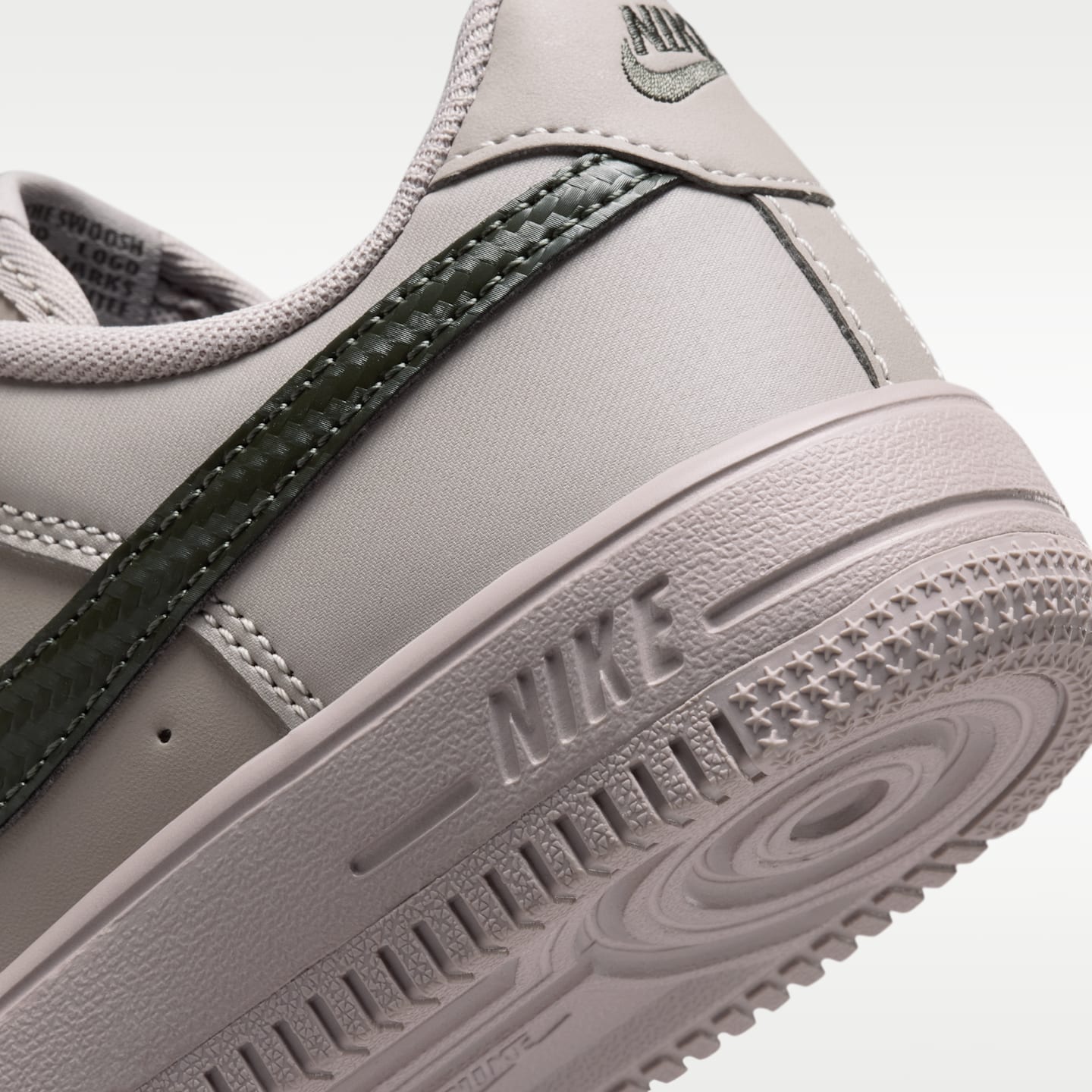 Детские кроссовки Nike Force 1 Tech Essential, цвет: Серый / Newsprint — фото 8