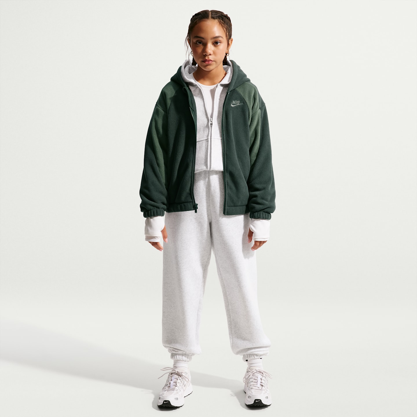 Детское утеплённое флисовое худи на молнии Nike Club, цвет: Чёрный еловый / Камуфляжный зелёный — фото 6