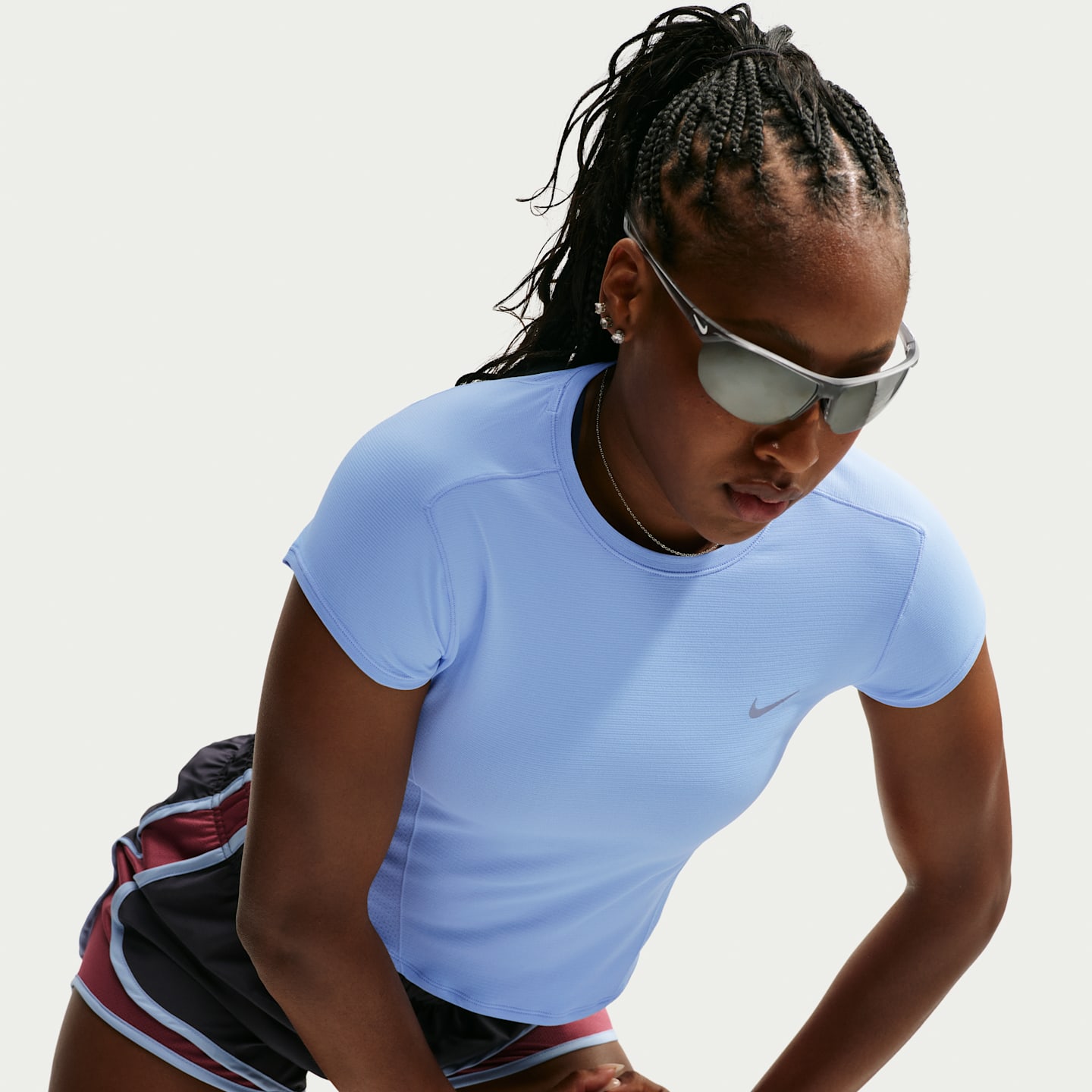 Женская беговая футболка Nike Swift Dri-FIT бесшовная с коротким рукавом, цвет: Серебристый / Серый — фото 3