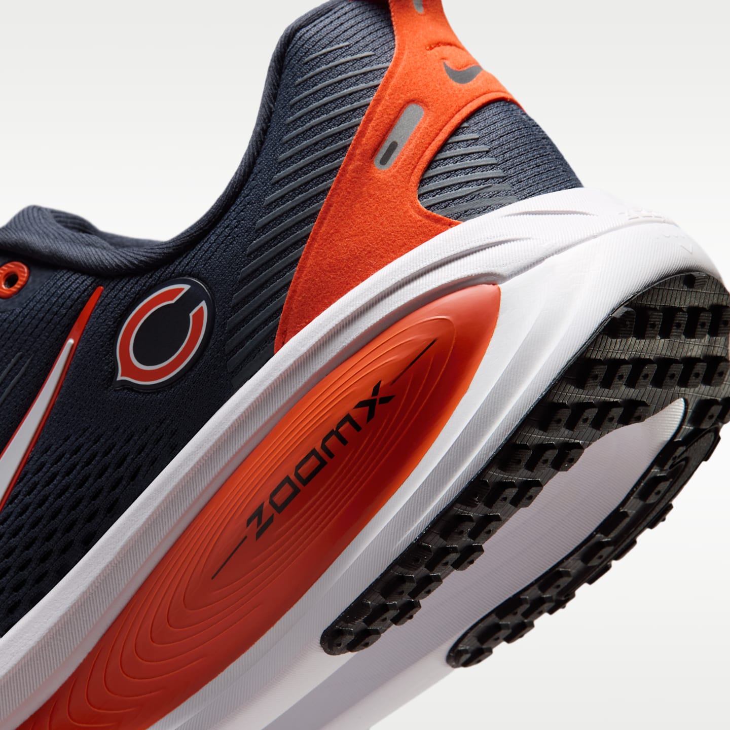 Мужские кроссовки Nike Vomero 18 (Chicago Bears) NFL Road Running, цвет: Морской / Оранжевый — фото 8