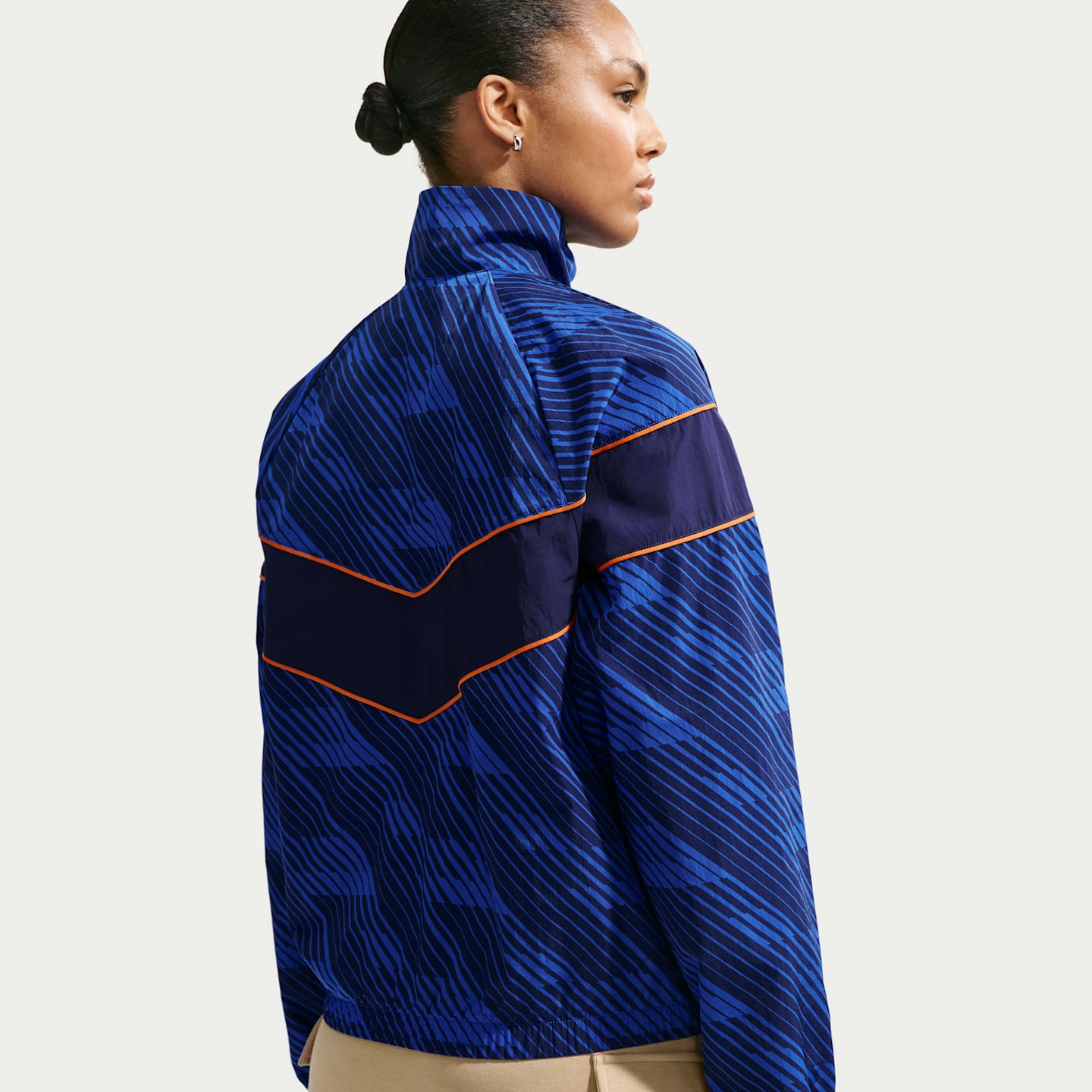 Женская футбольная ветровка Nike FFF Windrunner UV, цвет: Королевский синий / Синий — фото 2