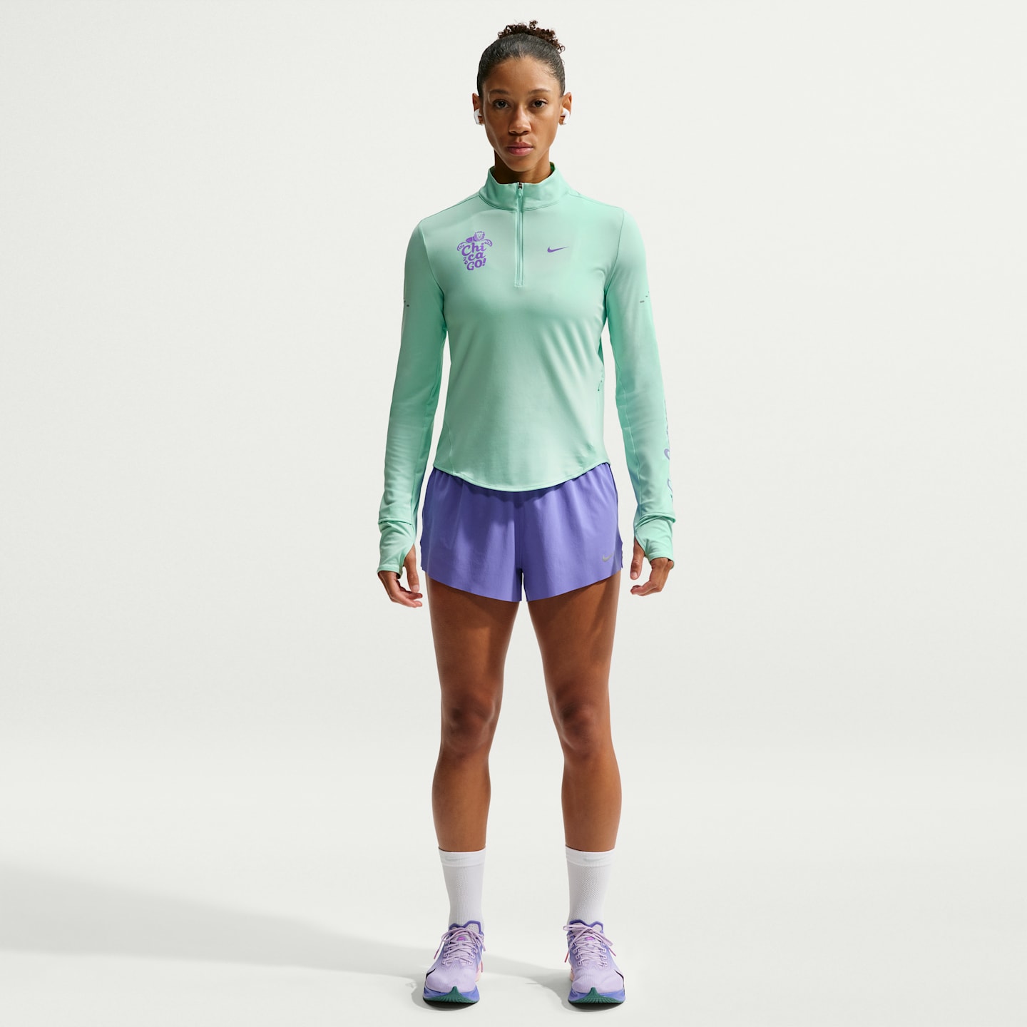 Женский беговой топ Nike Swift Dri-FIT с UV-защитой на молнии 1/2, цвет: Зелёный / Виноградный — фото 4