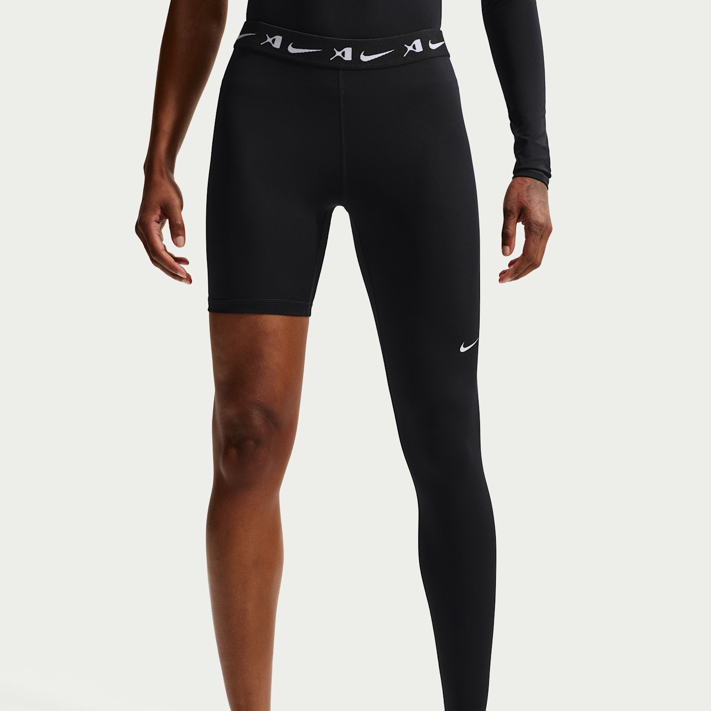 Женские леггинсы Nike A'ja Wilson A'symmetric Reversible Single-Leg Basketball, цвет: Чёрный / Белый — фото 2