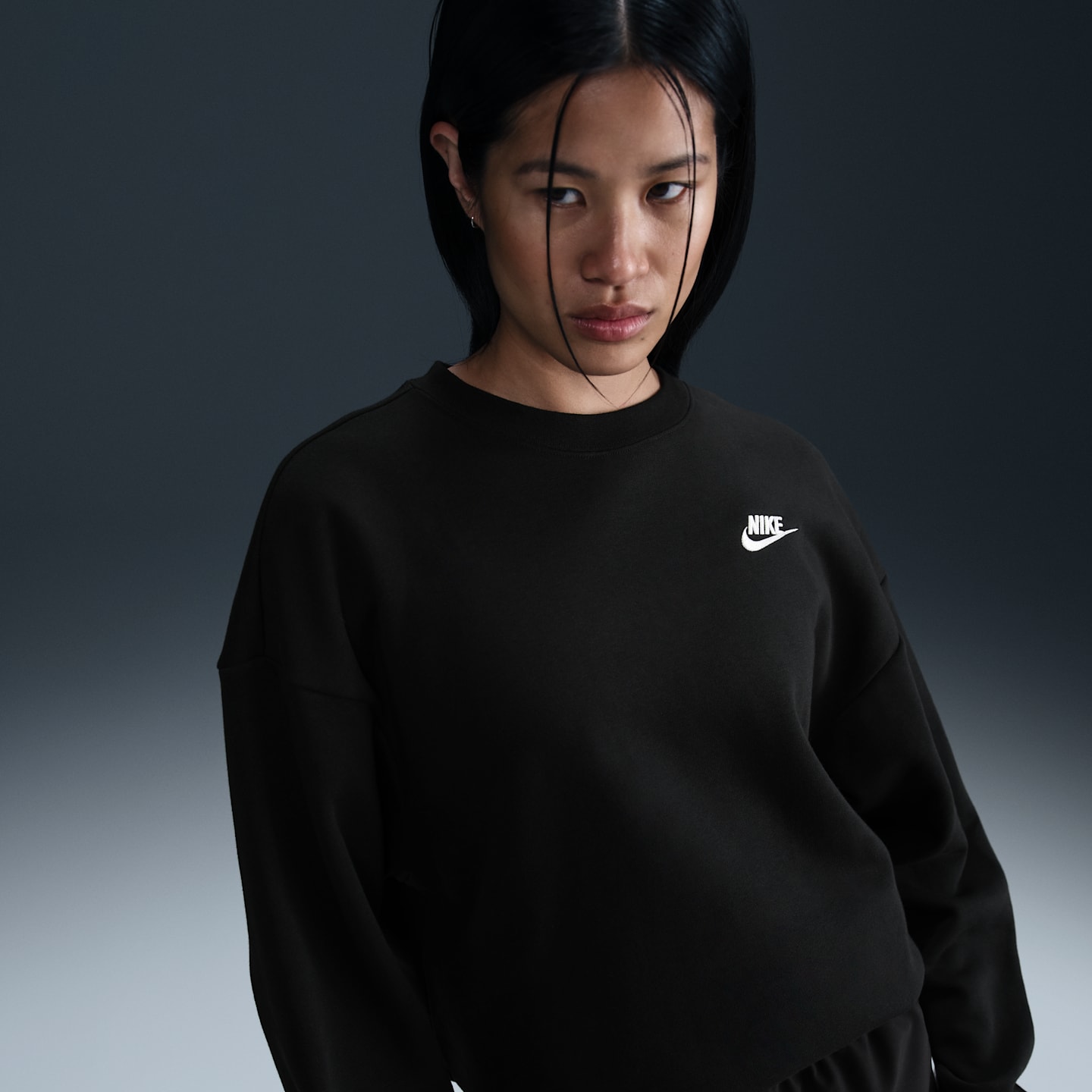 Женский свободный свитшот Nike Sportswear Club Fleece, цвет: Чёрный / Белый — фото 1
