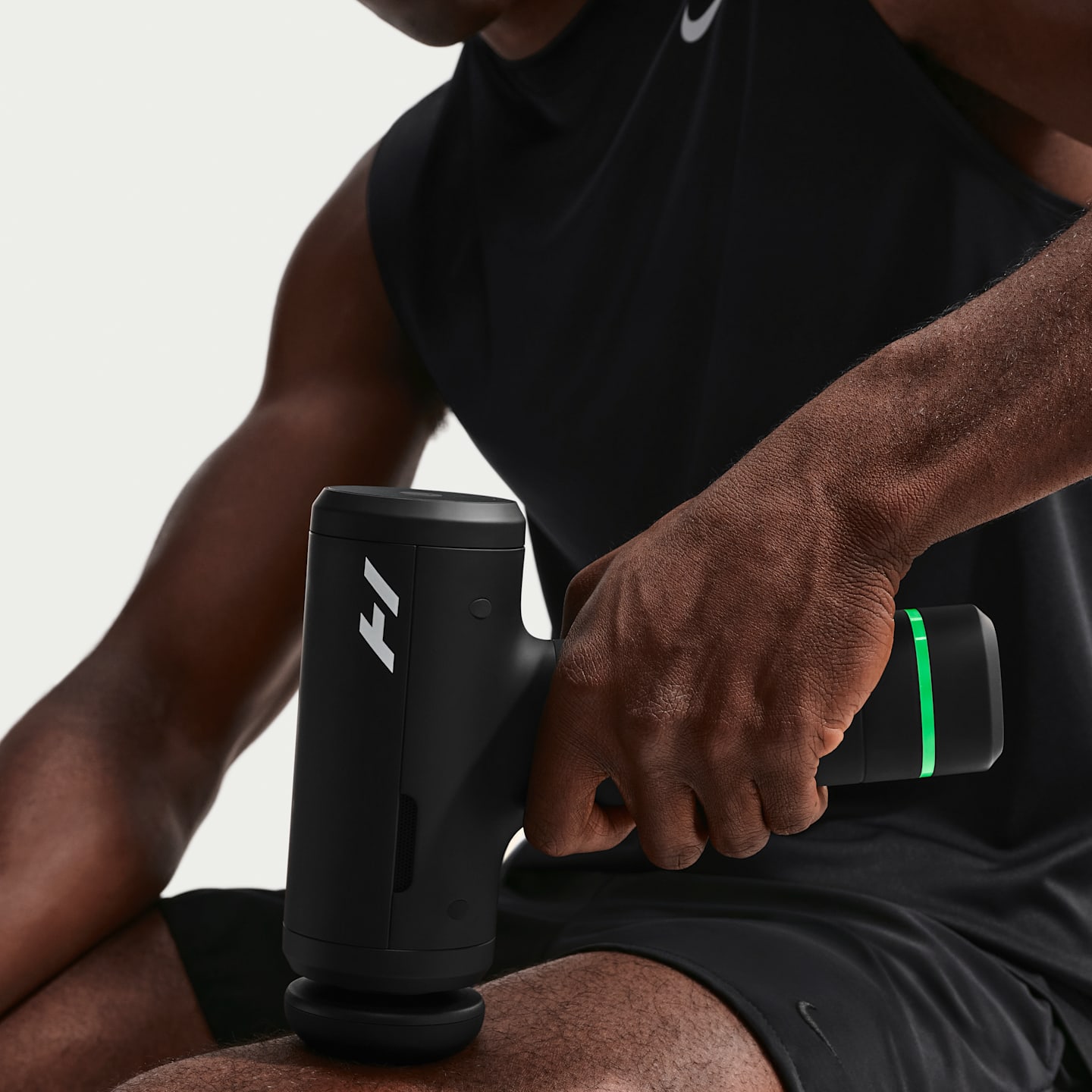 Массажный пистолет Nike Hyperice Hypervolt 3 Pro, цвет: Чёрный / Зелёный — фото 3