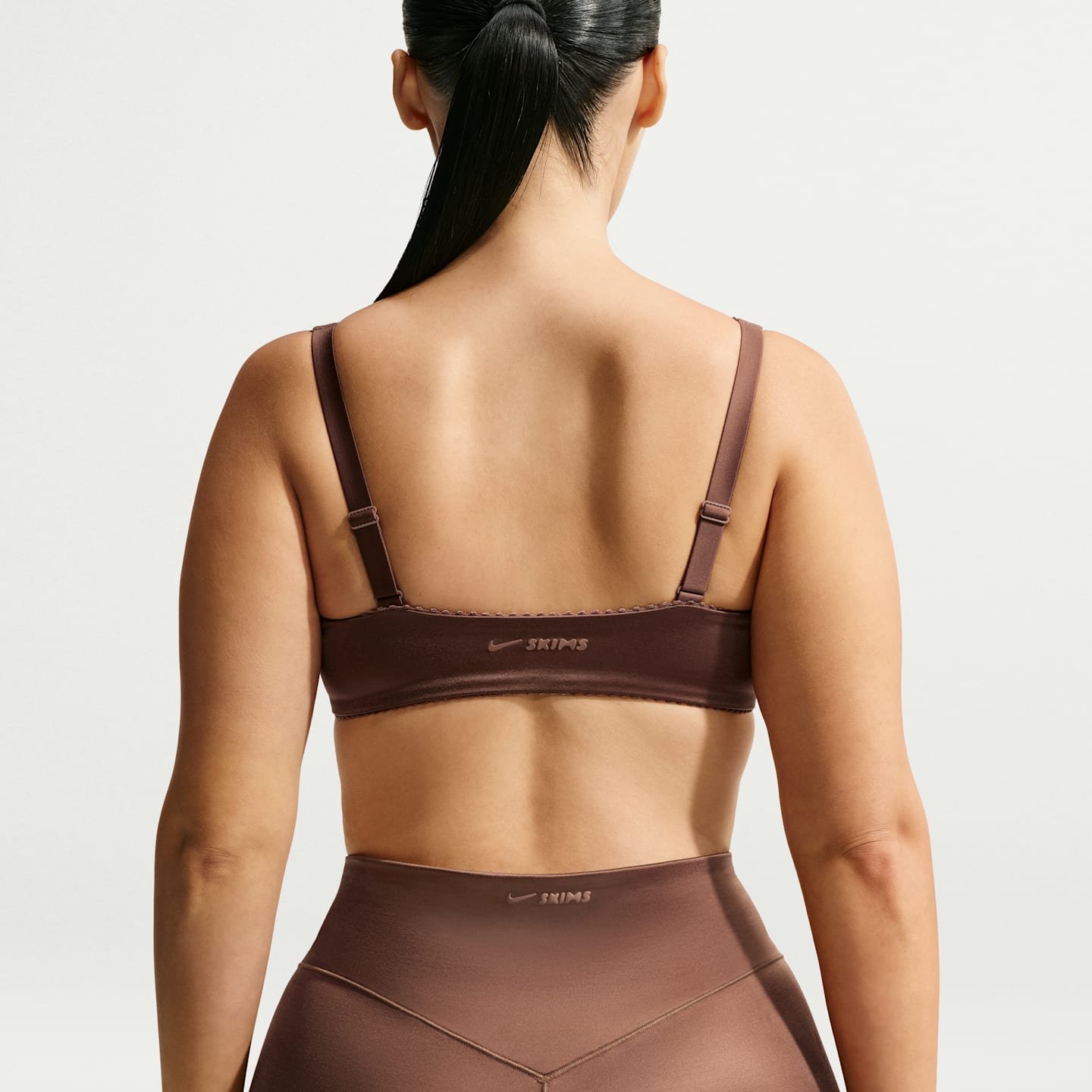 Женский спортивный бюстгальтер NikeSKIMS Satin Shine со вставками и пикотажем, цвет: Коричневый — фото 7