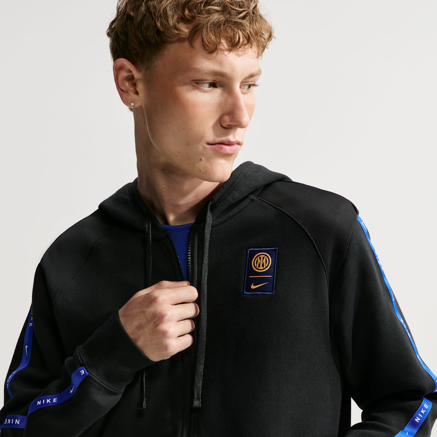Мужское флисовое футбольное худи на молнии Nike Inter Milan City Side, цвет: Чёрный / Золотой — фото 3