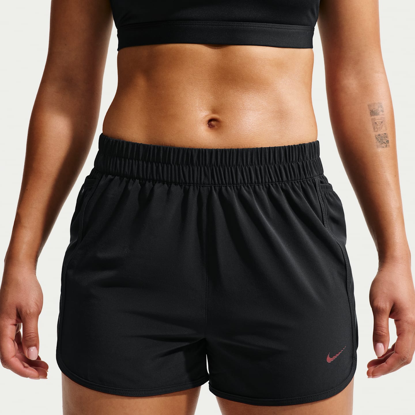 Женские шорты Nike One Dri-FIT, цвет: Чёрный / Красный — фото 2