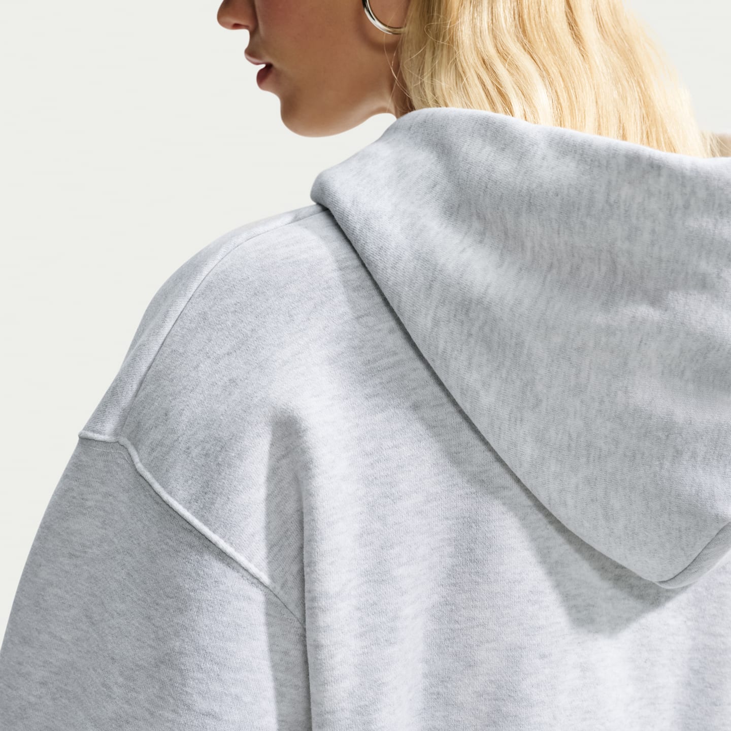 Женское худи Nike Studio Fleece Medium Weight Oversized Full-Zip Cropped, цвет: Берёзовый меланжевый / Чёрный — фото 2