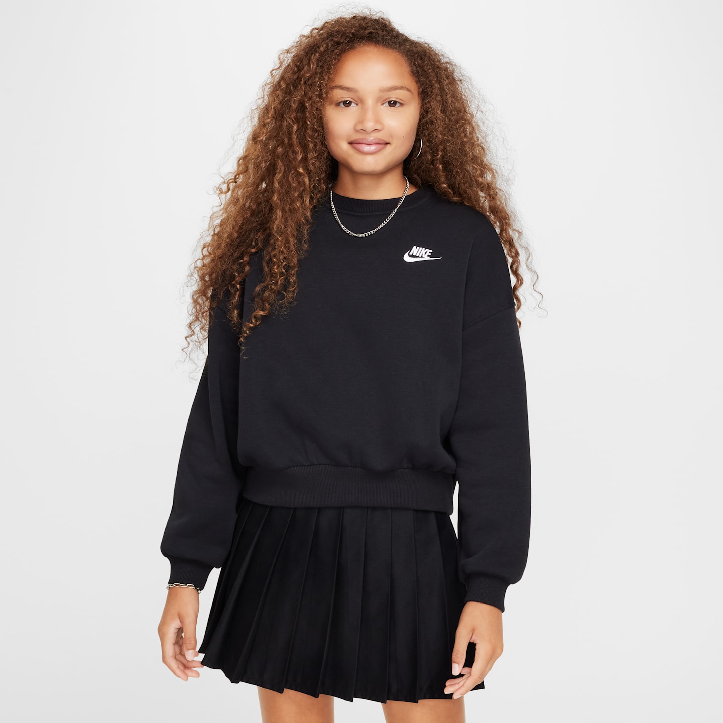 Толстовка Nike Sportswear Club Fleece Boxy Crew-Neck для девочек, цвет: Чёрный / Белый — фото 1