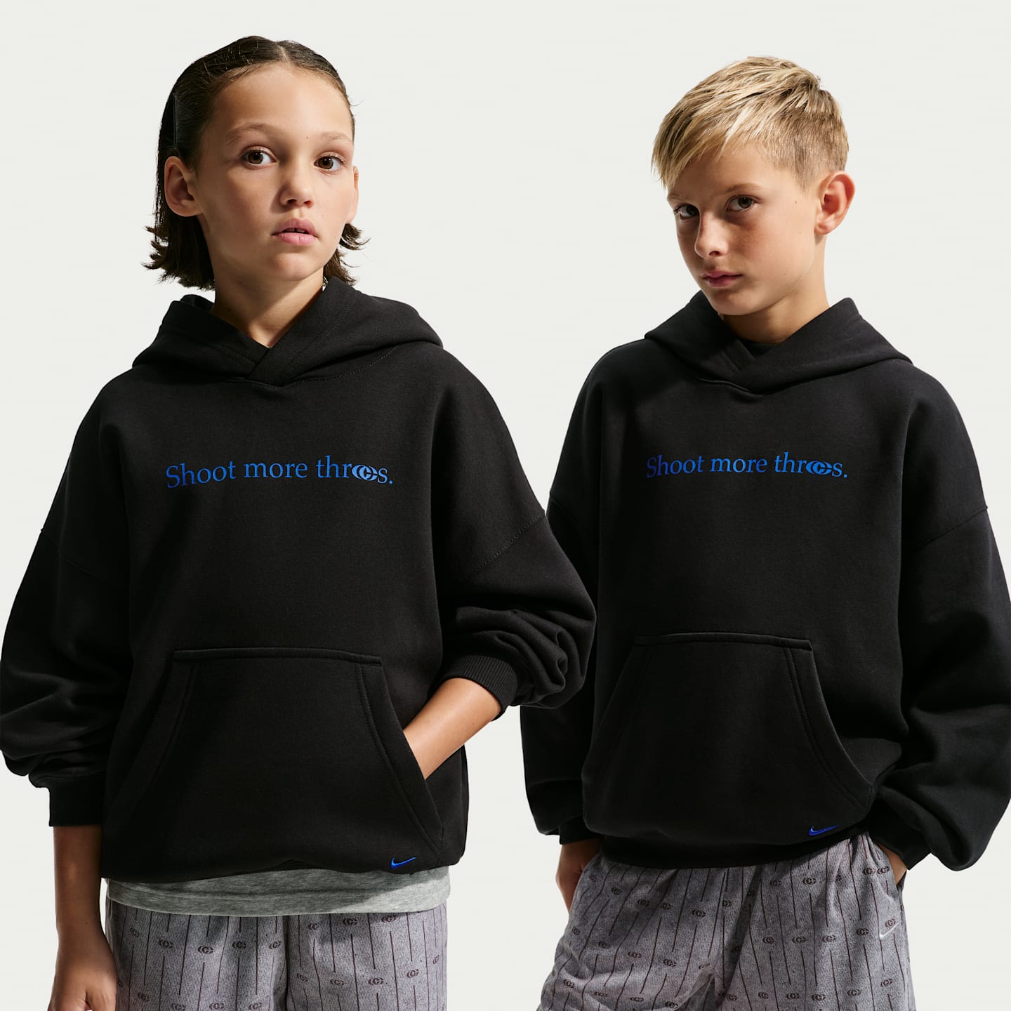 Детское флисовое худи оверсайз Nike Caitlin Clark Club, цвет: Чёрный / Королевский синий — фото 1