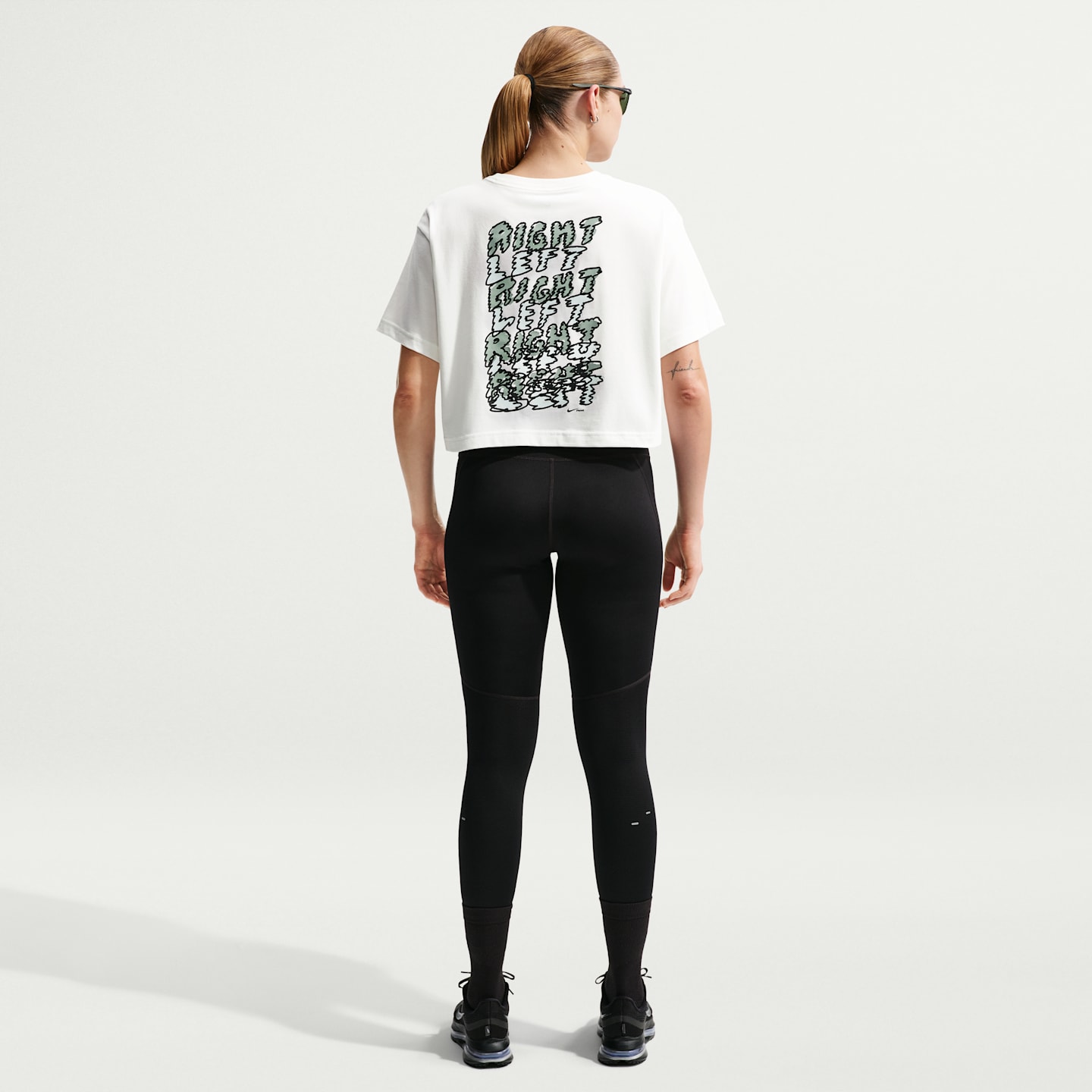 Женская укороченная беговая футболка Nike Swift Dri-FIT с коротким рукавом, цвет: Молочный — фото 5
