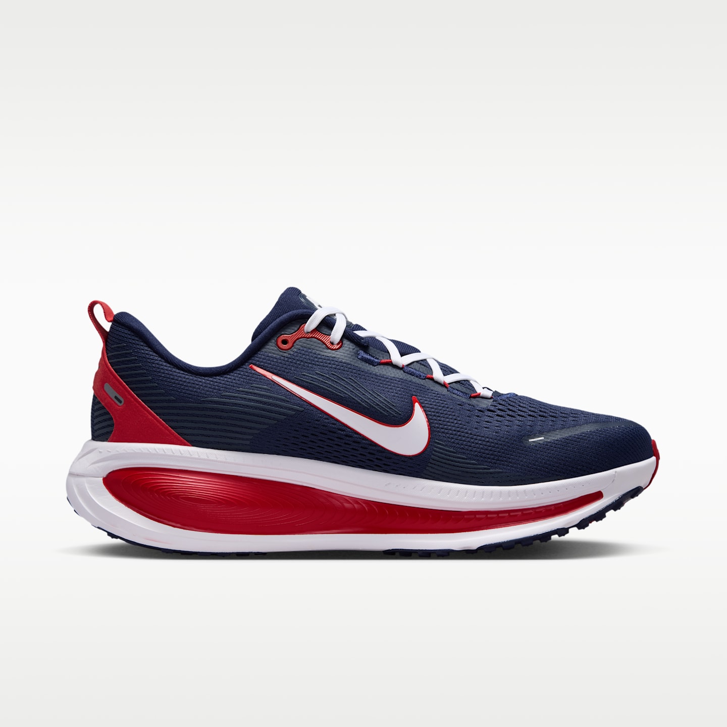 Мужские кроссовки Nike Vomero 18 (New England Patriots) NFL Road Running, цвет: Тёмно-синий / Красный — фото 3