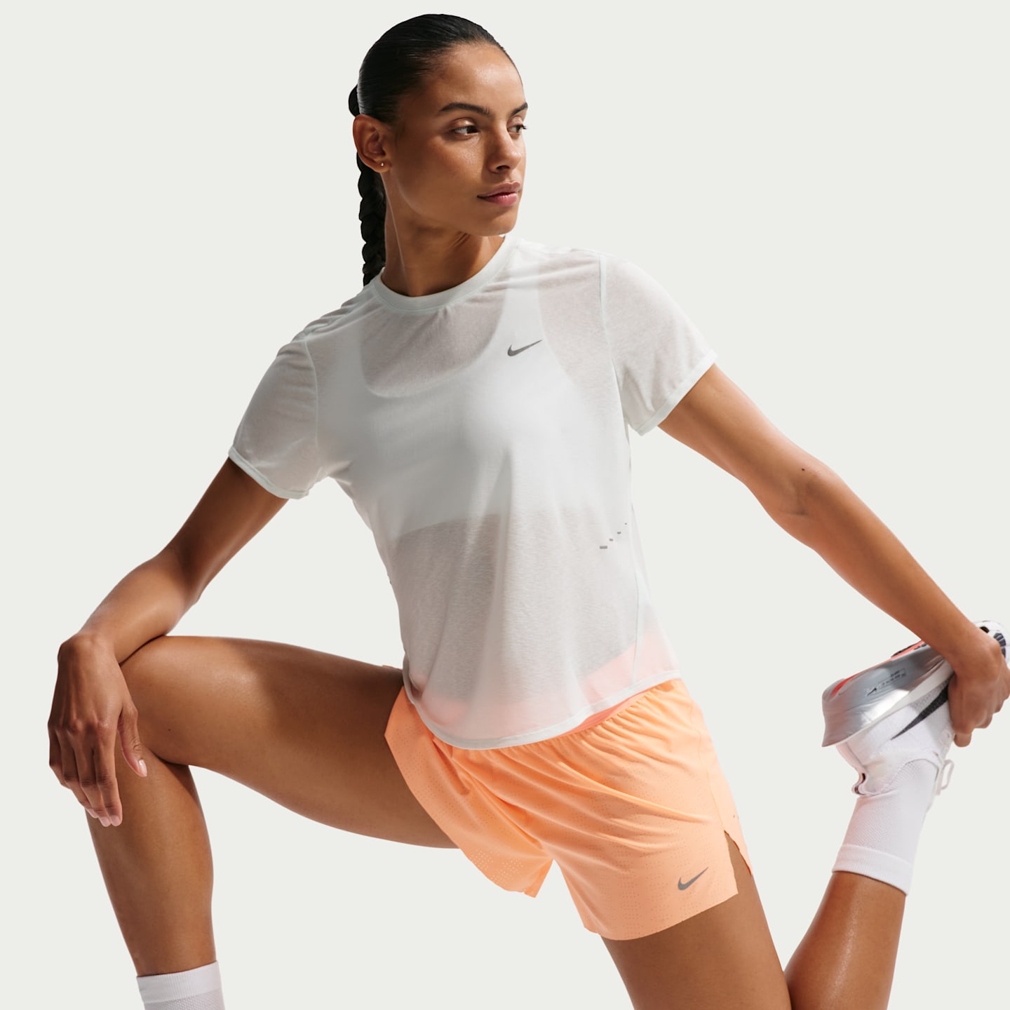 Женская беговая футболка Nike Swift Breathe Dri-FIT с коротким рукавом, цвет: Зелёный / Белый — фото 3