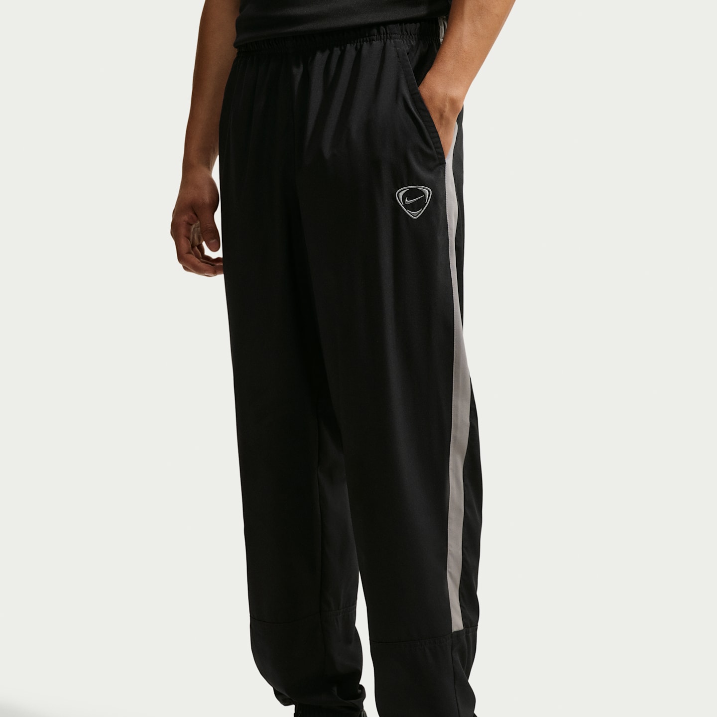 Мужские футбольные брюки Nike Strike Dri-FIT Woven Track, цвет: Чёрный / Стальной серый — фото 2