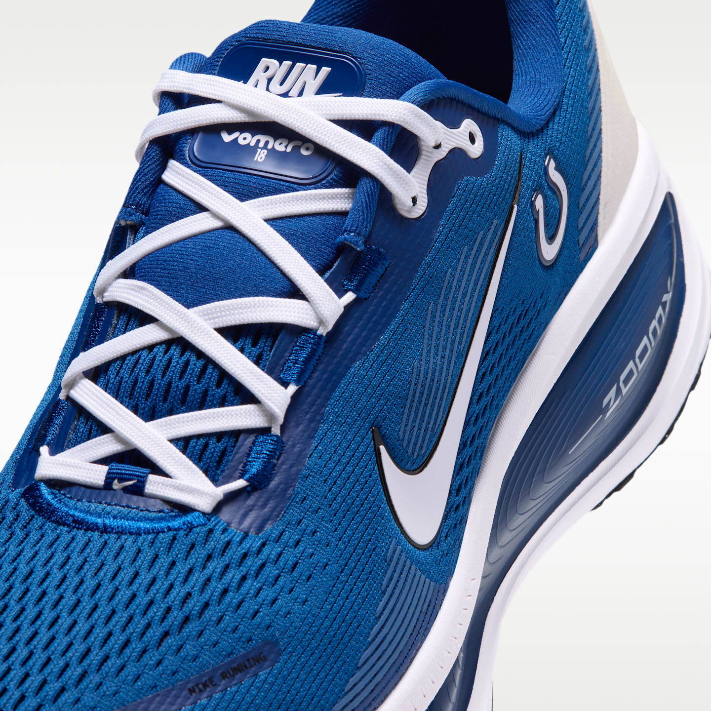 Мужские кроссовки Nike Vomero 18 (Indianapolis Colts) NFL Road Running, цвет: Синий / Чёрный — фото 7
