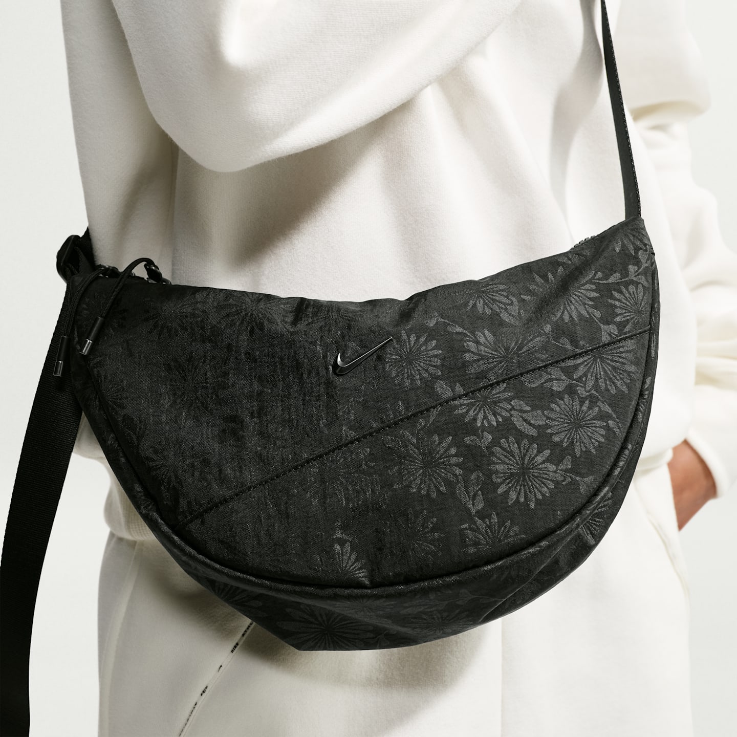 Женская сумка Nike Aura Floral Crescent Crossbody (4L), цвет: Чёрный / Графитовый — фото 7