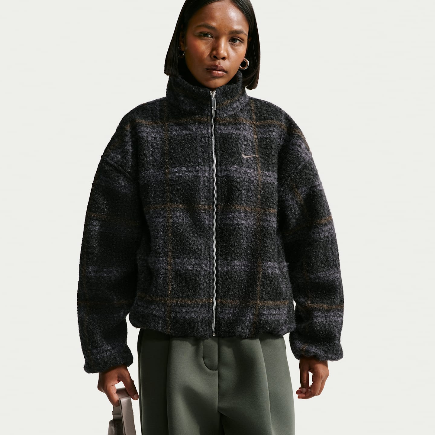 Женская куртка Nike Sportswear из флиса с длинным ворсом в клетку оверсайз, цвет: Чёрный — фото 1