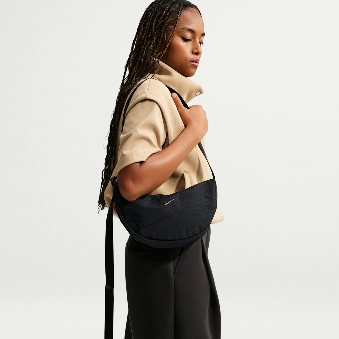 Женская сумка Nike Aura Crescent Crossbody (4L), цвет: Чёрный / Графитовый — фото 7