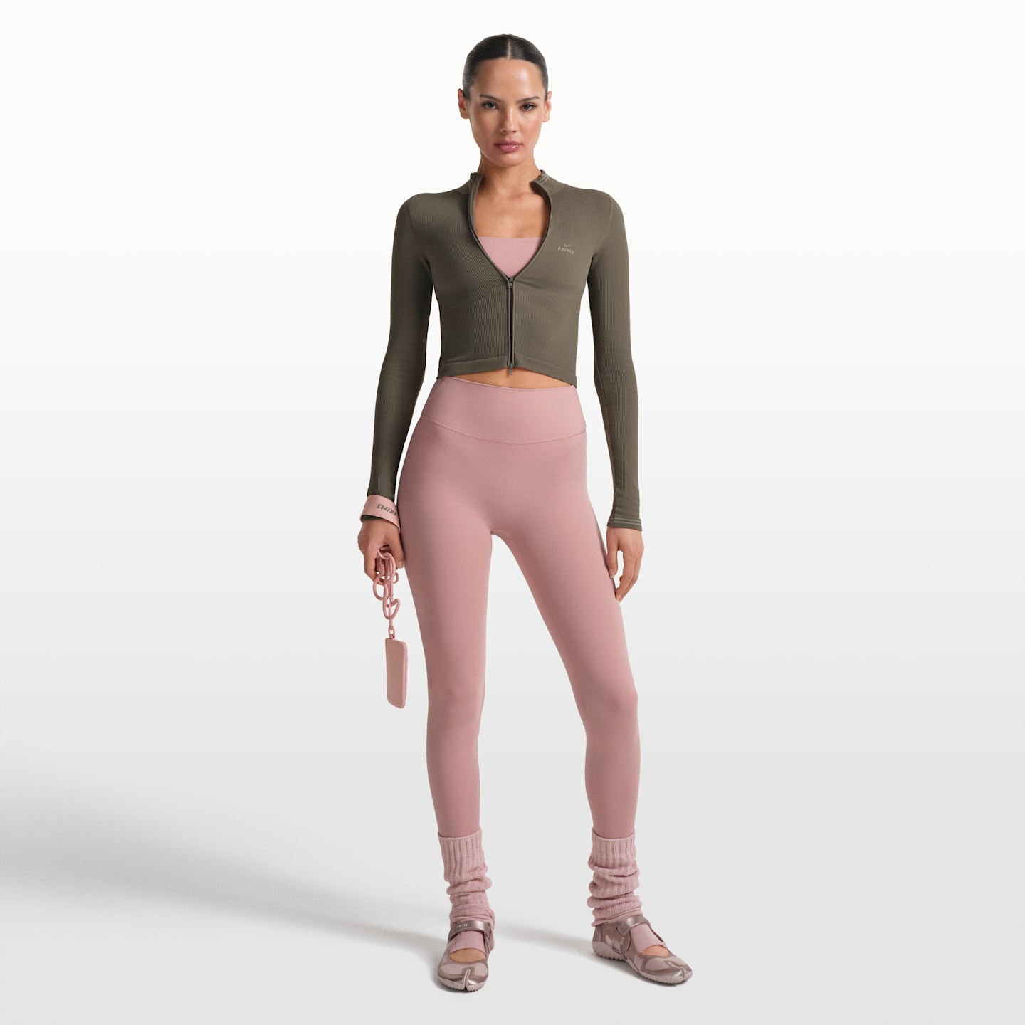Женская укороченная куртка NikeSKIMS Ribbed Seamless на молнии, цвет: Дюнный — фото 1