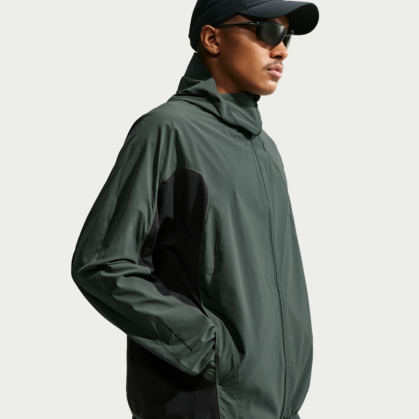 Мужская куртка Nike Tech Helios Dri-FIT с длинным рукавом, цвет: Камуфляжный зелёный / Чёрный — фото 3