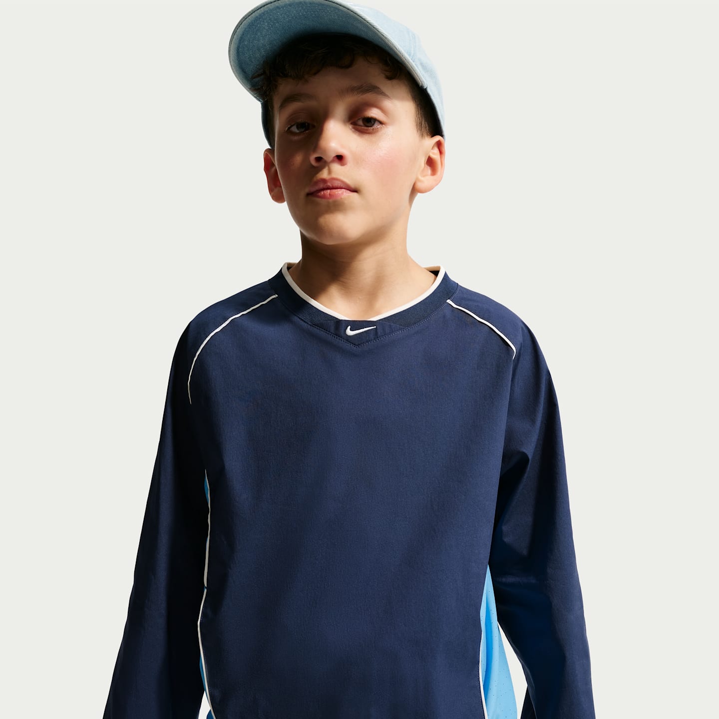 Детский тканый топ Nike Sportswear с V-образным вырезом и длинным рукавом, цвет: Тёмно-синий / Синий — фото 3