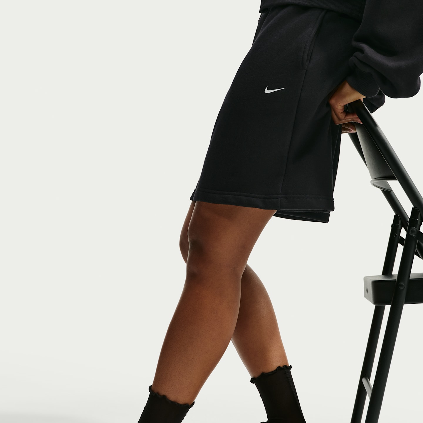Женские шорты Nike Studio Fleece Medium Weight оверсайз с высокой посадкой, цвет: Чёрный / Молочный — фото 4