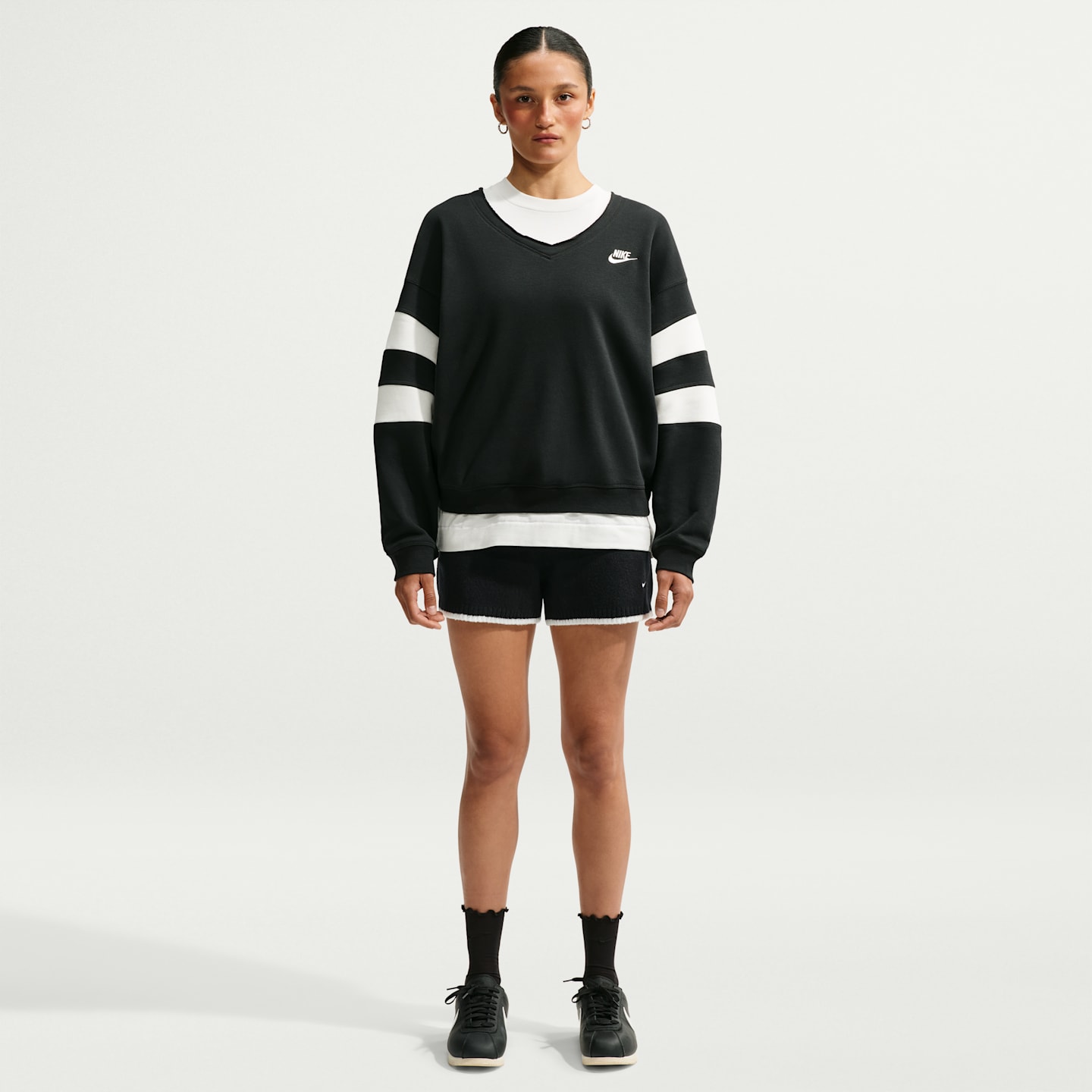 Женские шорты Nike Sportswear Chill Knit Mid-Rise, цвет: Чёрный / Белый — фото 1
