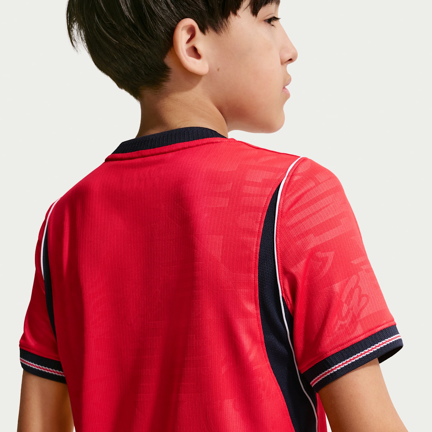 Детский топ Nike England National Team 2026 Stadium Home Big Kids' Dri-FIT Soccer Jersey, цвет: Красный / Обсидиановый — фото 5