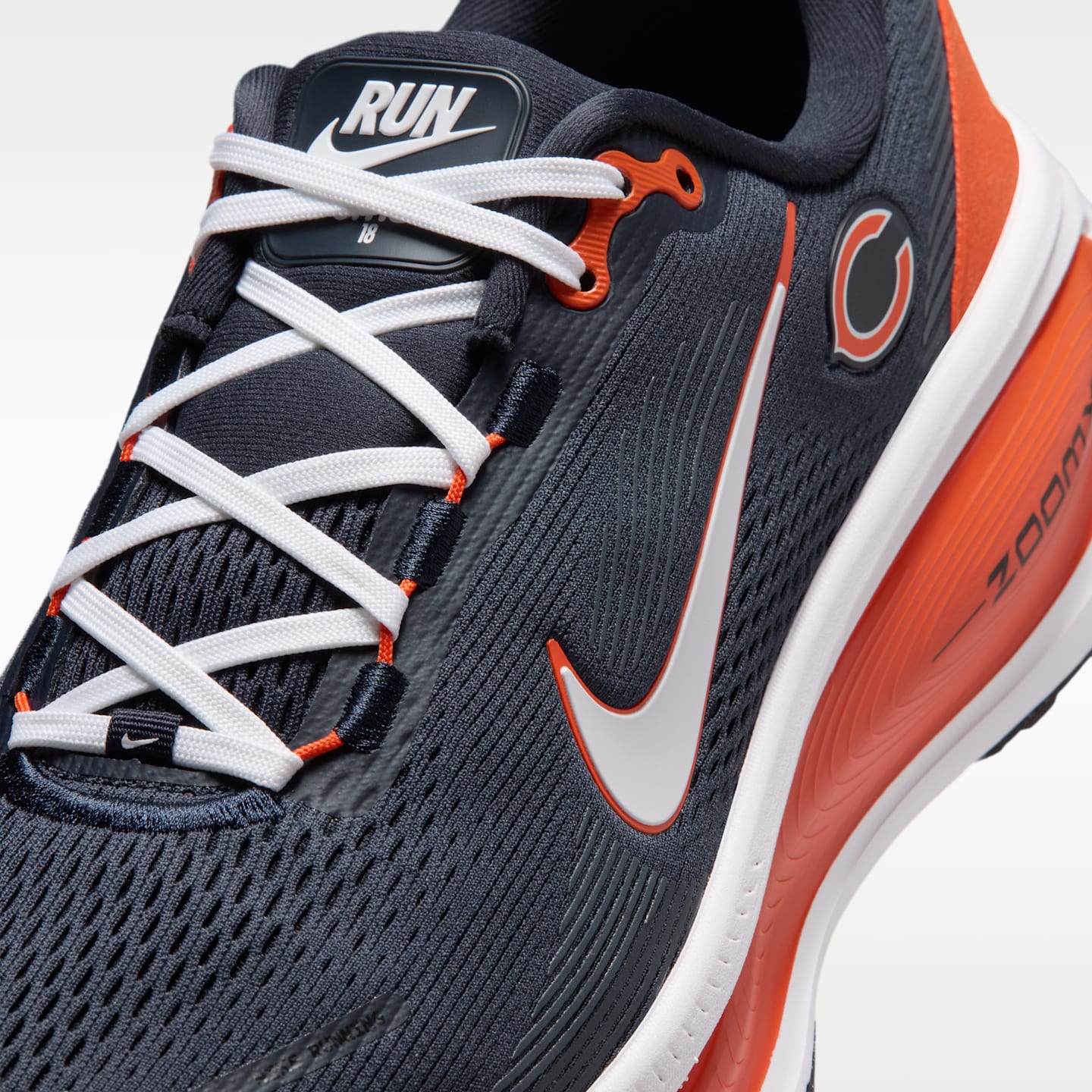 Мужские кроссовки Nike Vomero 18 (Chicago Bears) NFL Road Running, цвет: Морской / Оранжевый — фото 7